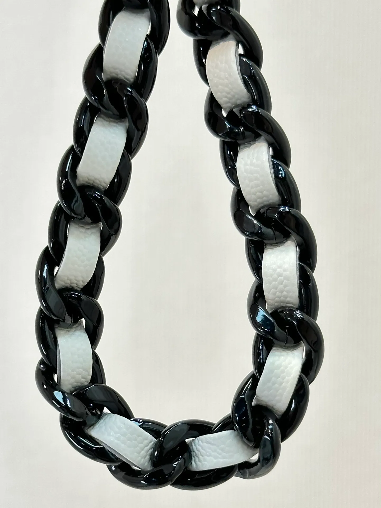 81059 The metal painted hardware is not made of plastic, and it is quite substantial~ Moreover, the leather chain is thick and very unisex, so it is no problem for boys to be carried on their backs~ It is so cool that the whole audience is stunned.