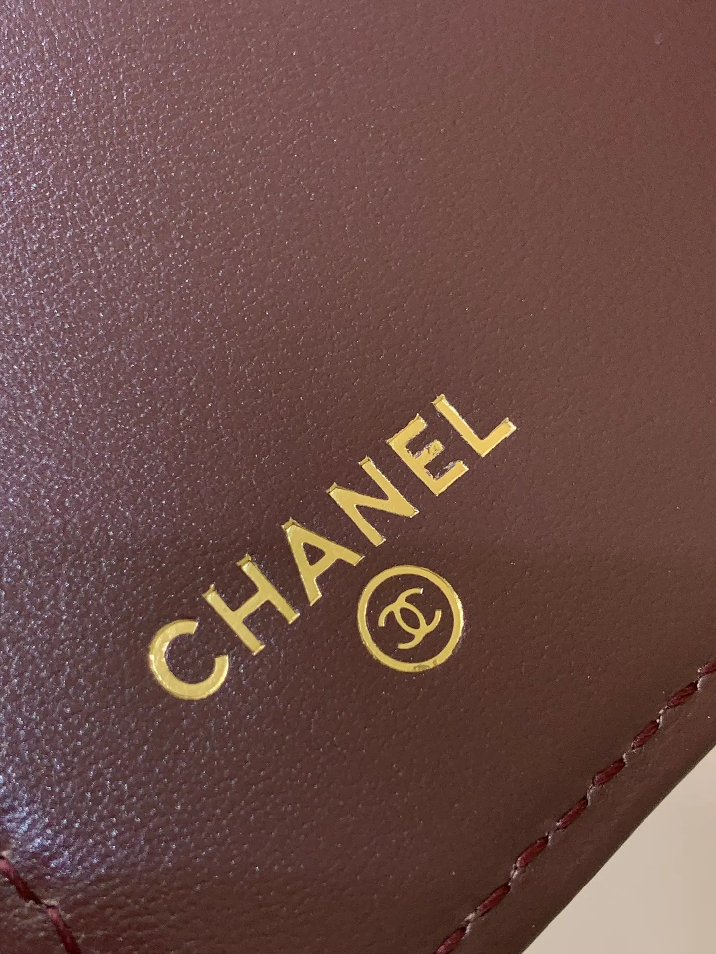 0232 has sufficient capacity and is highly expandable. It can be used to store change or spare large bills. It is also suitable for use as a card holder in a bag. This kind of card package is really aesthetically pleasing when you swipe it out to pay.