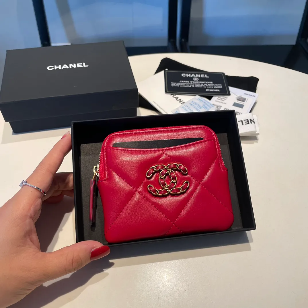 💰440😊Upgraded version💋🆕Ohanel new color🆕The latest zipper card holder coin purse with multiple card slots. The texture of goatskin is unparalleled. 😼The 19 series that is mainly recommended this season is a big rhombus with a strong retro style. Is there anyone who wants to buy every color?🧸 The logo is eye-catching and unique, the goatskin has a faint luster, and the temperament instantly ups and downs❣The fashionable style and style are also co-created by Karl and Viard. The first series launched by the new artistic director will be a key recommendation of the brand from this year to next year, conveying the essence of the brand, with a full set of packaging 2086🍃size: 12*9.5cm