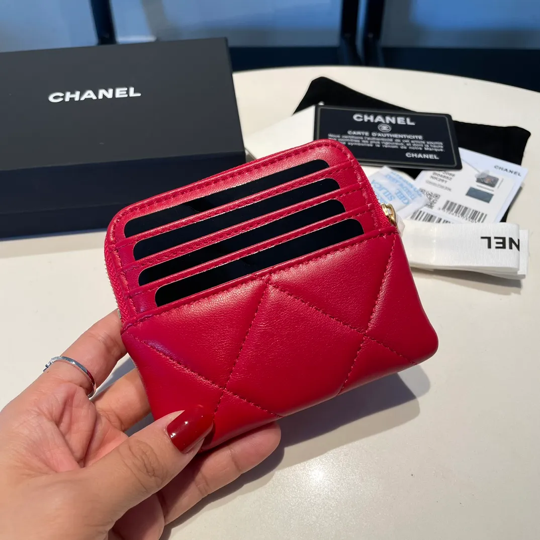 💰440😊Upgraded version💋🆕Ohanel new color🆕The latest zipper card holder coin purse with multiple card slots. The texture of goatskin is unparalleled. 😼The 19 series that is mainly recommended this season is a big rhombus with a strong retro style. Is there anyone who wants to buy every color?🧸 The logo is eye-catching and unique, the goatskin has a faint luster, and the temperament instantly ups and downs❣The fashionable style and style are also co-created by Karl and Viard. The first series launched by the new artistic director will be a key recommendation of the brand from this year to next year, conveying the essence of the brand, with a full set of packaging 2086🍃size: 12*9.5cm