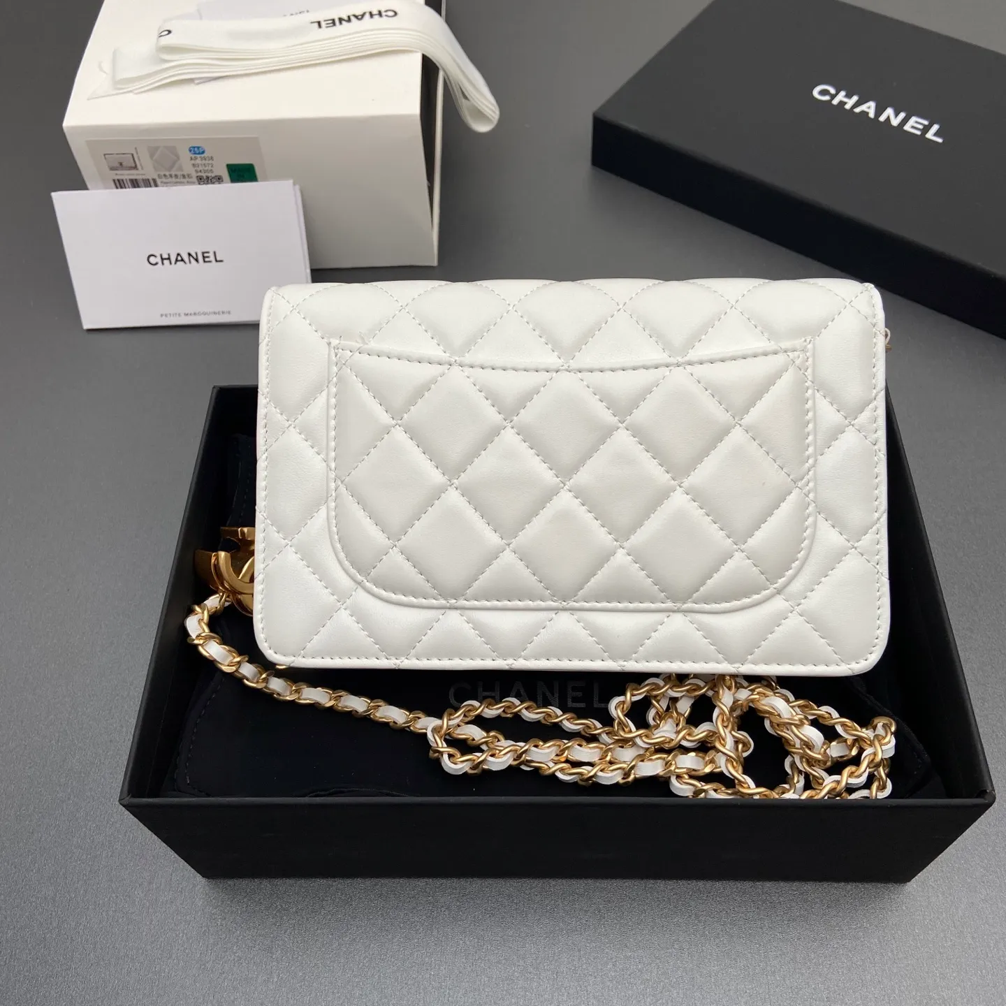 Xiaoxiang imported Italian lambskin 25Bwoc double C snap button adjustable chain, fashionable and classic but not outdated Item number: AP7876 Price: 860 Size: w19×h12×d4.5cm Color: white sheepskin gold hardware