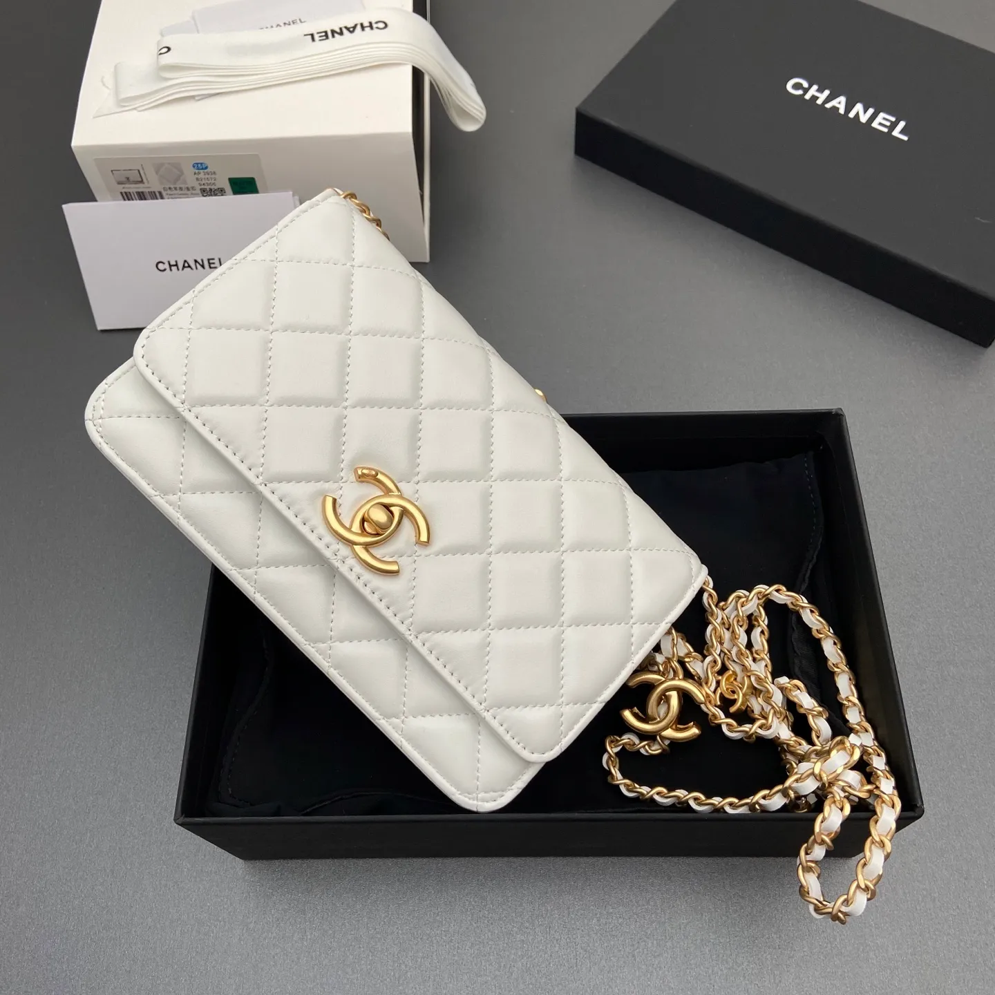 Xiaoxiang imported Italian lambskin 25Bwoc double C snap button adjustable chain, fashionable and classic but not outdated Item number: AP7876 Price: 860 Size: w19×h12×d4.5cm Color: white sheepskin gold hardware