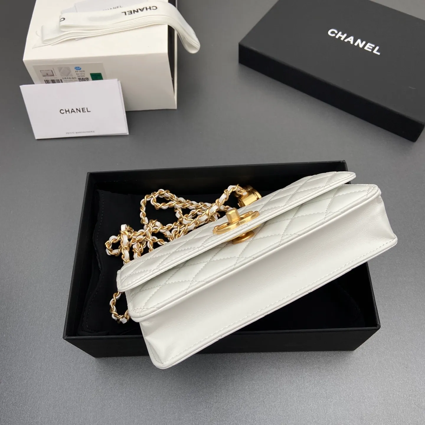 Xiaoxiang imported Italian lambskin 25Bwoc double C snap button adjustable chain, fashionable and classic but not outdated Item number: AP7876 Price: 860 Size: w19×h12×d4.5cm Color: white sheepskin gold hardware