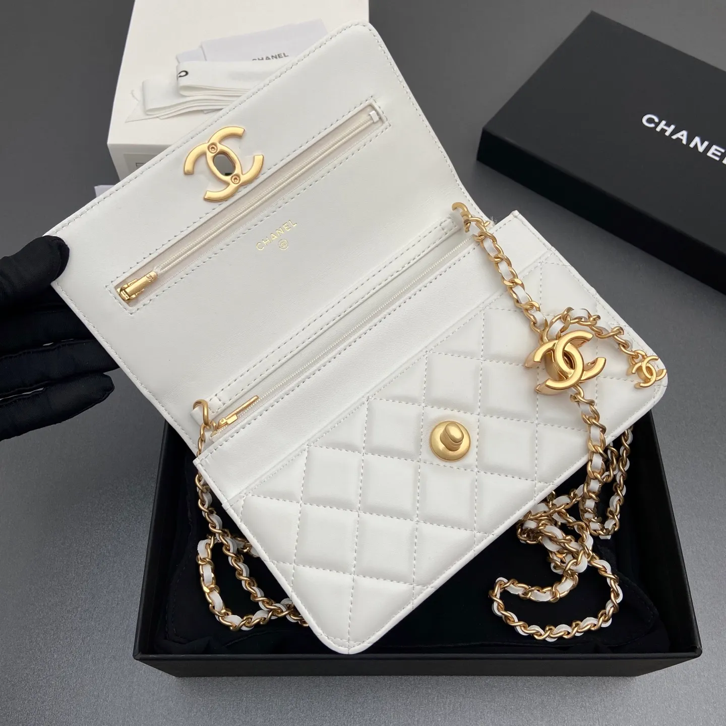 Xiaoxiang imported Italian lambskin 25Bwoc double C snap button adjustable chain, fashionable and classic but not outdated Item number: AP7876 Price: 860 Size: w19×h12×d4.5cm Color: white sheepskin gold hardware