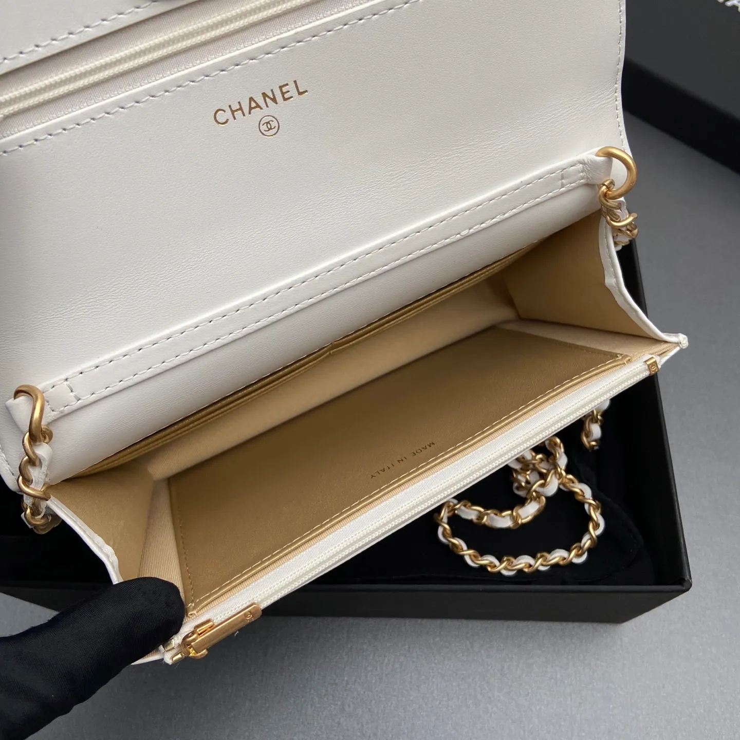 Xiaoxiang imported Italian lambskin 25Bwoc double C snap button adjustable chain, fashionable and classic but not outdated Item number: AP7876 Price: 860 Size: w19×h12×d4.5cm Color: white sheepskin gold hardware