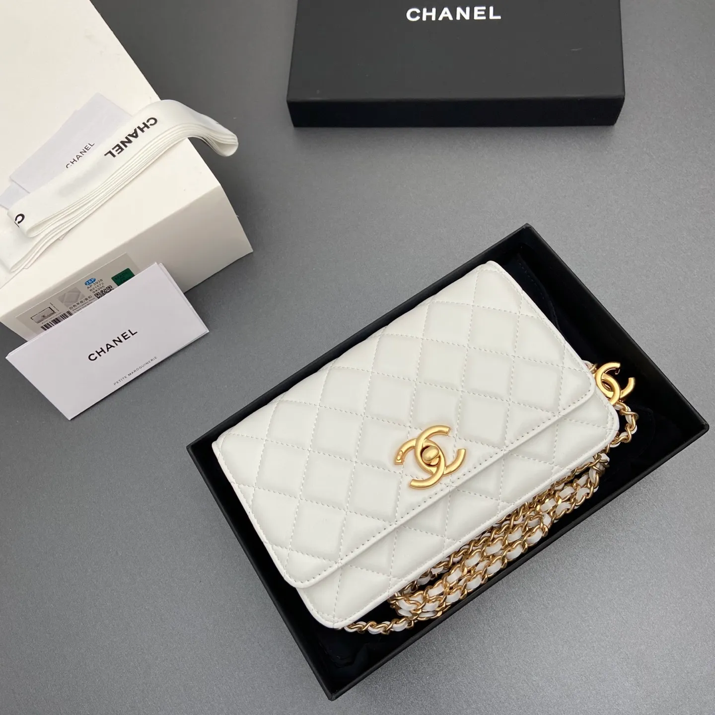 Xiaoxiang imported Italian lambskin 25Bwoc double C snap button adjustable chain, fashionable and classic but not outdated Item number: AP7876 Price: 860 Size: w19×h12×d4.5cm Color: white sheepskin gold hardware