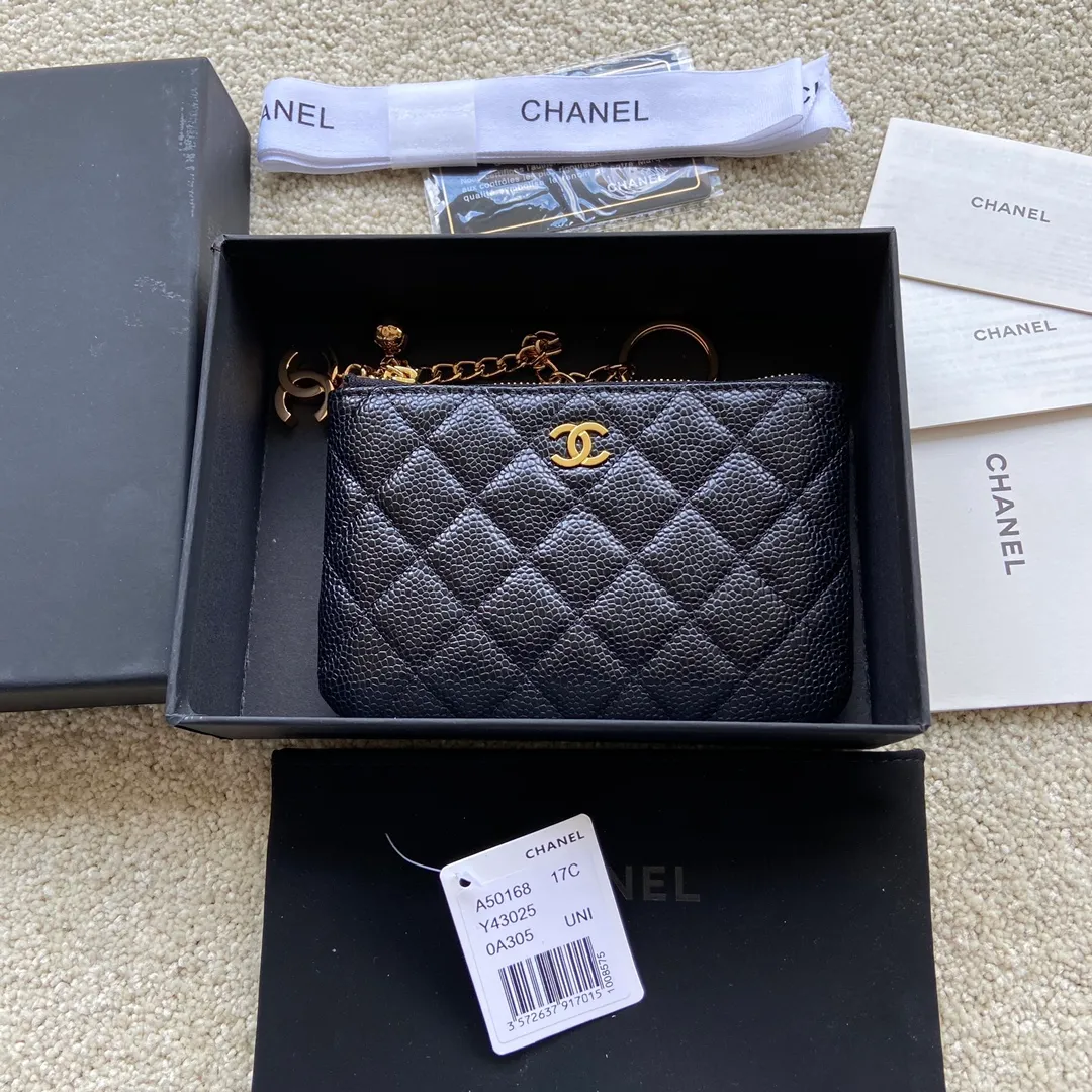 Xiaoxiang imported Italian grained calfskin Item number: A50168 Size: w14×h9.5cm Color: black ball pattern gold hardware p260