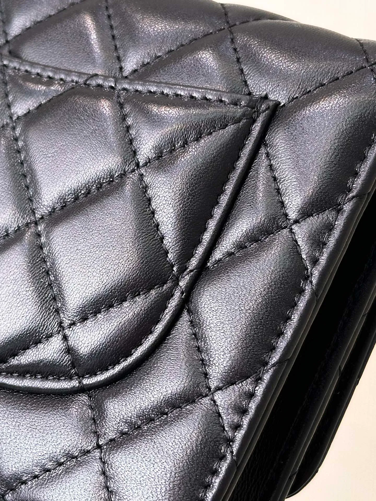 0250 Let’s look at the material first. The imported sheepskin material is customized. You can feel its leather texture with the naked eye. It is delicate and full. It has an oil-like color. Coupled with the professional quilting process, the stitching is fine and neat, and it is super textured. Soft Fufu feels, super soft and waxy! ! If you combine this with our price, the material cost alone is worth it! !