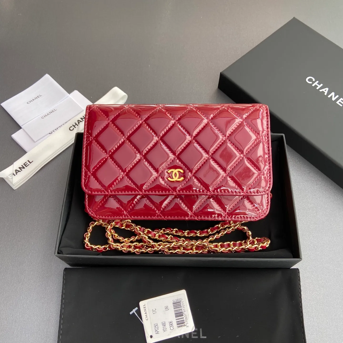 Xiaoxiang imported Italian calfskin Item No.: A0250 Price: 640 Size: w20×h13×d3.5cm Color: Burgundy smooth leather with golden steel mark