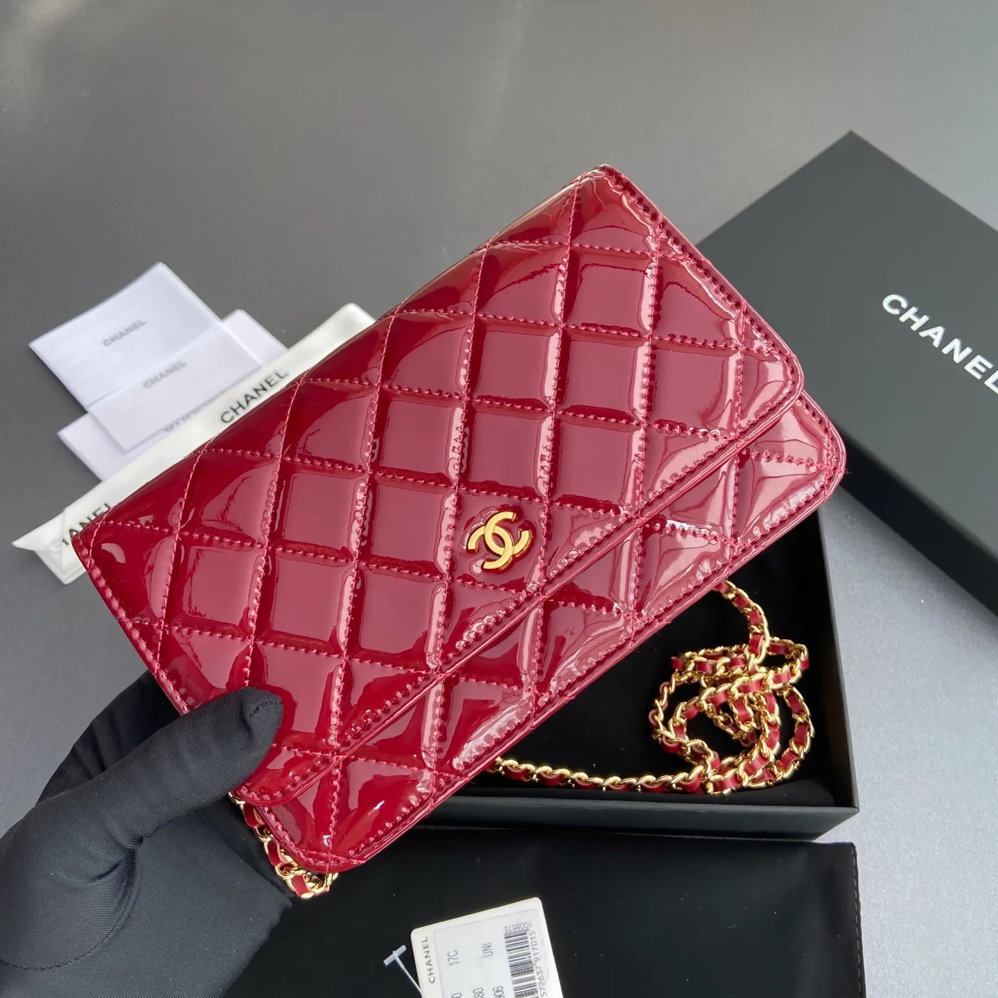 Xiaoxiang imported Italian calfskin Item No.: A0250 Price: 640 Size: w20×h13×d3.5cm Color: Burgundy smooth leather with golden steel mark