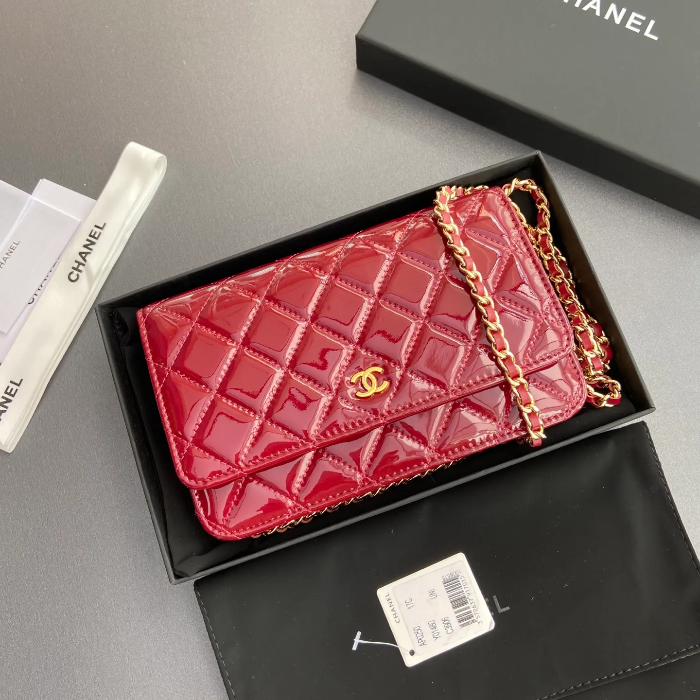 Xiaoxiang imported Italian calfskin Item No.: A0250 Price: 640 Size: w20×h13×d3.5cm Color: Burgundy smooth leather with golden steel mark