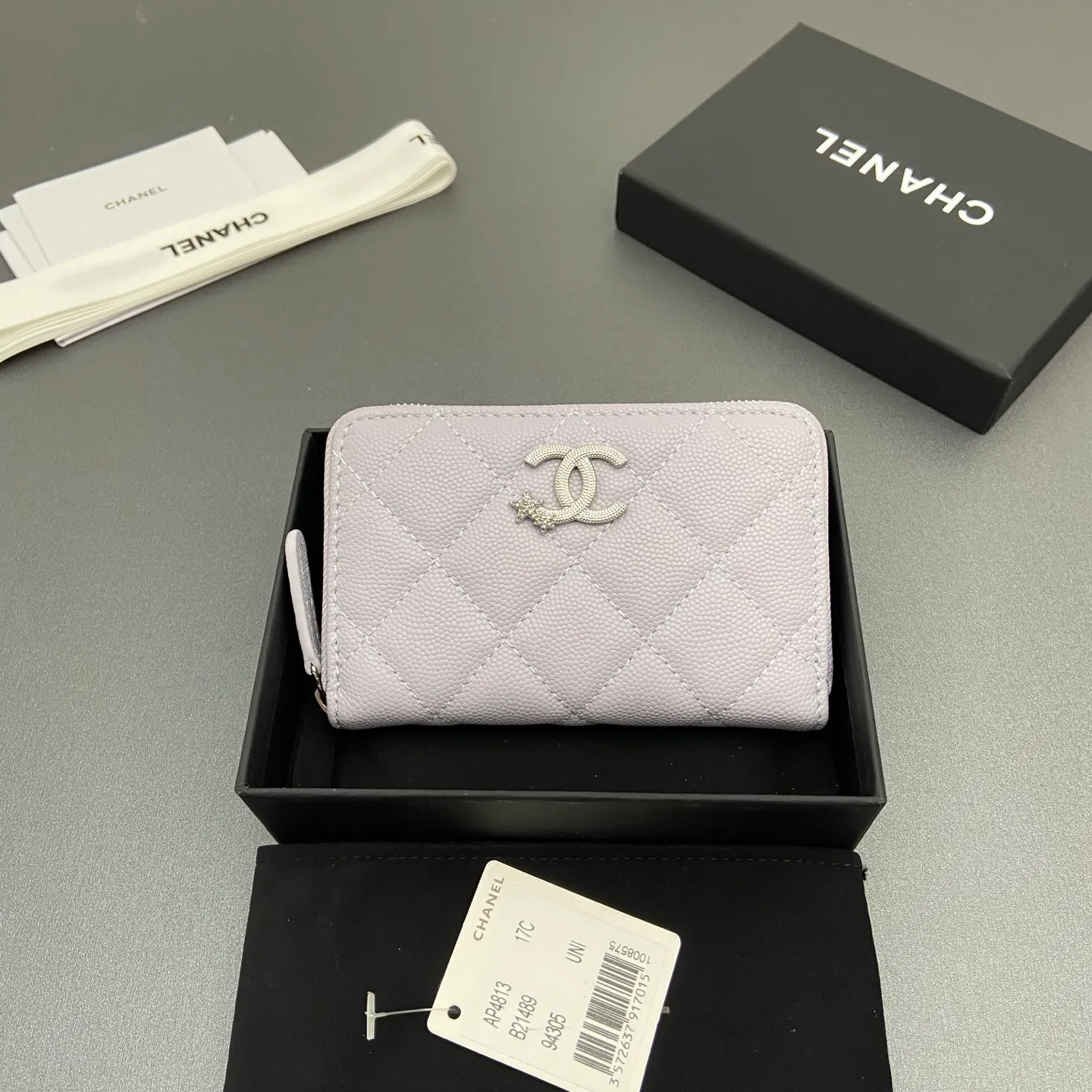 25b new series caviar cowhide with stars ⭐logo shiny blingblibg~zipper bag card holder series 6 card slots, 1 zipper bag Item number: A 4813 Price: 360 Size: w13×h8.5×d2cm Color: light purple fine ball pattern silver star hardware