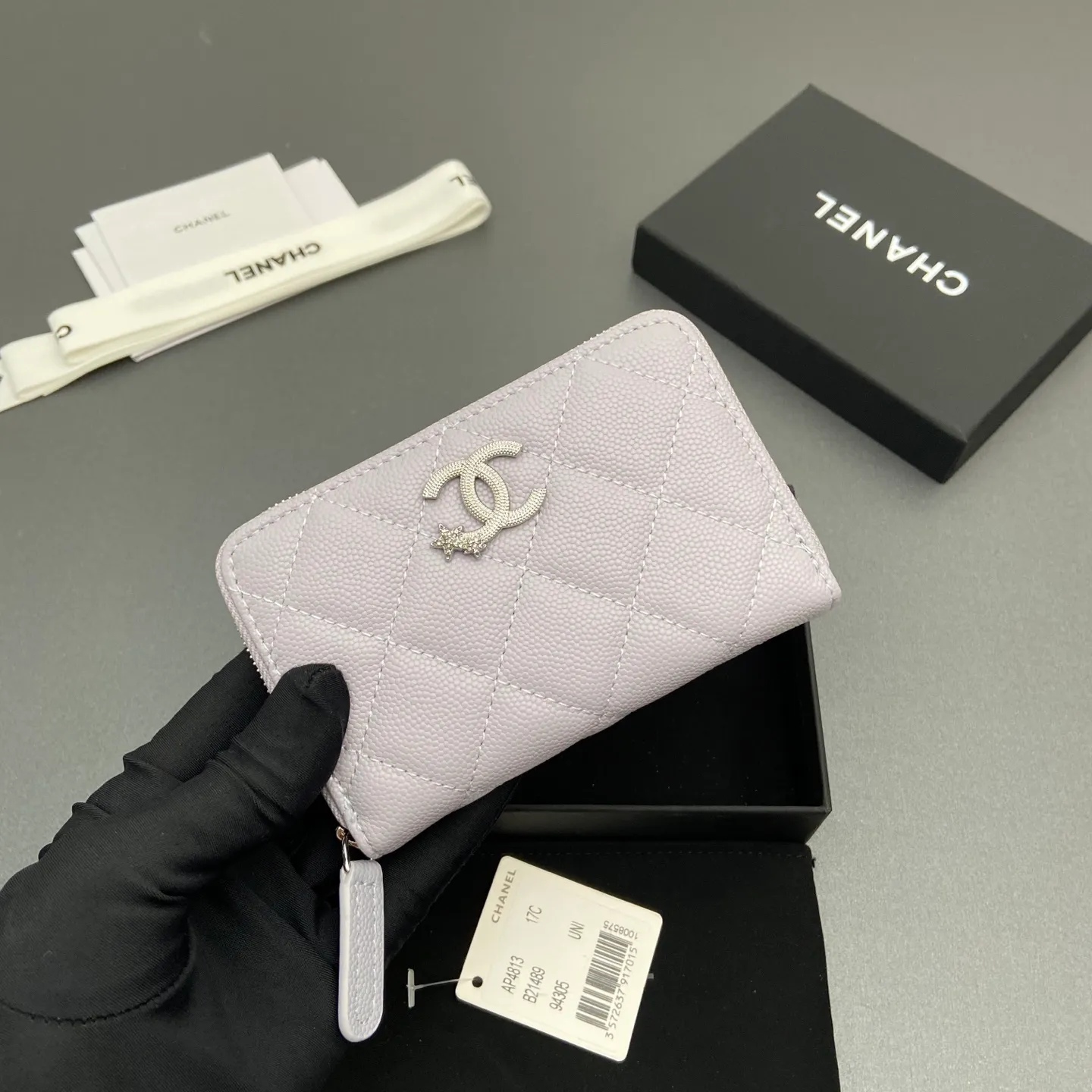 25b new series caviar cowhide with stars ⭐logo shiny blingblibg~zipper bag card holder series 6 card slots, 1 zipper bag Item number: A 4813 Price: 360 Size: w13×h8.5×d2cm Color: light purple fine ball pattern silver star hardware