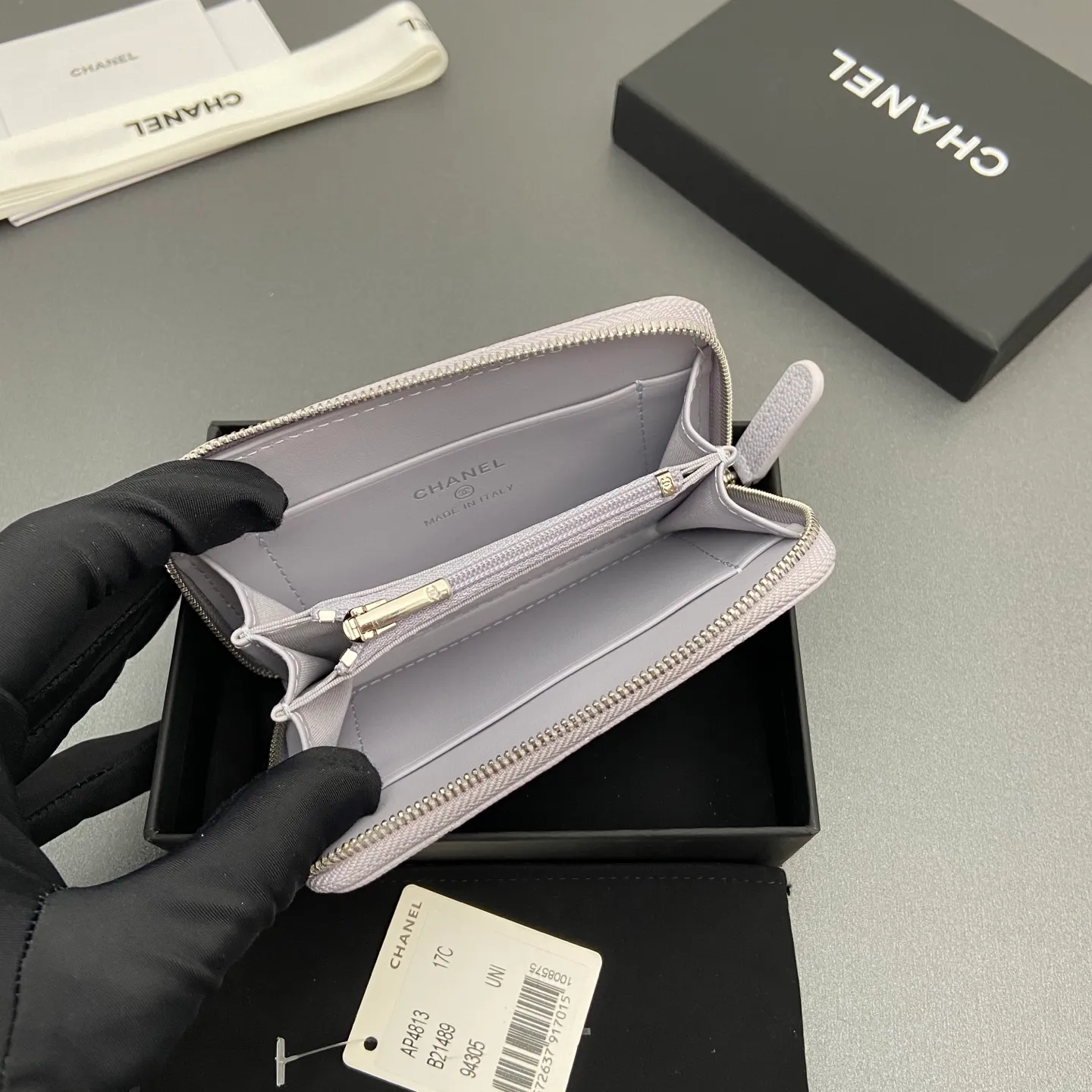25b new series caviar cowhide with stars ⭐logo shiny blingblibg~zipper bag card holder series 6 card slots, 1 zipper bag Item number: A 4813 Price: 360 Size: w13×h8.5×d2cm Color: light purple fine ball pattern silver star hardware