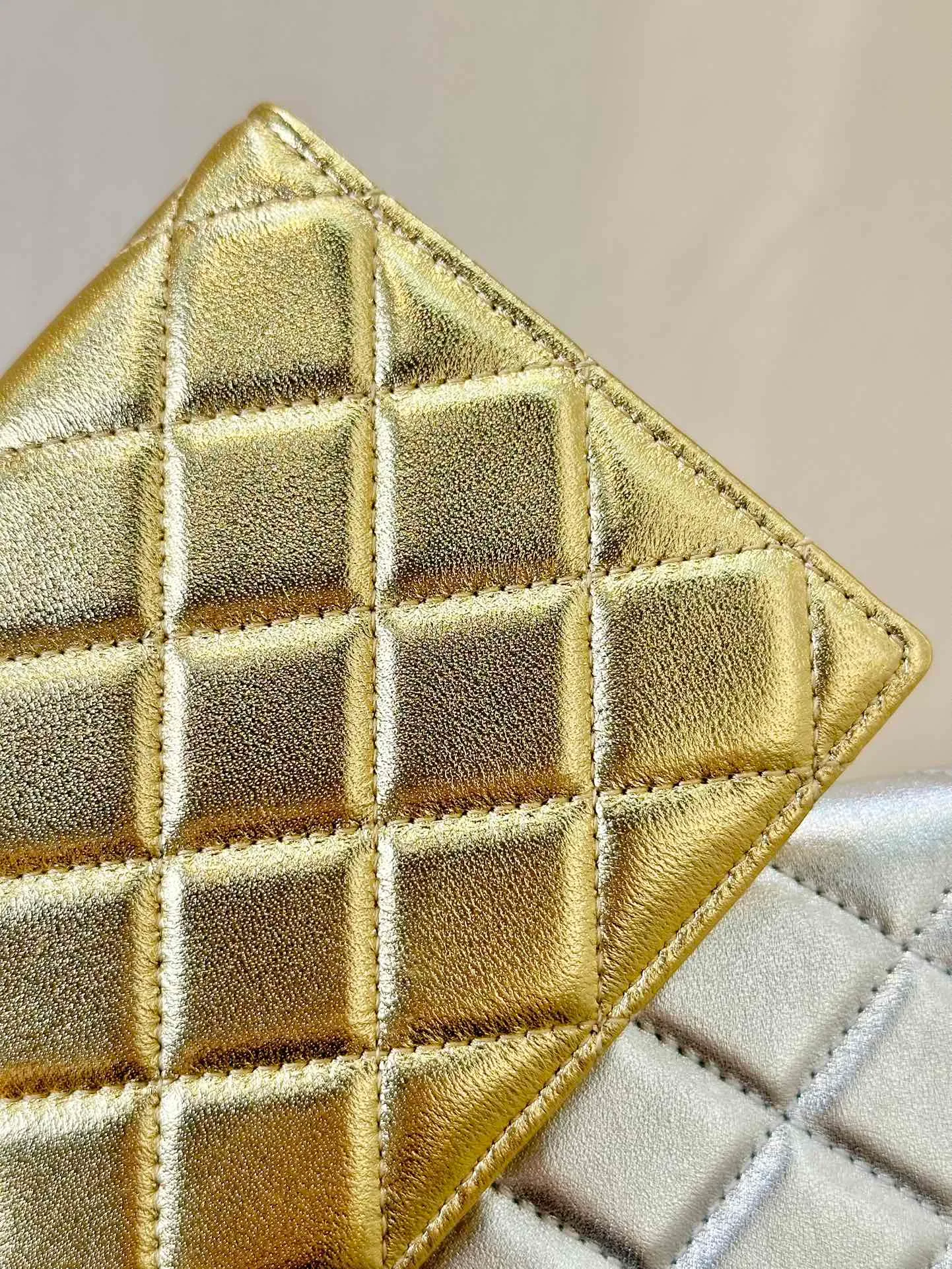 80385 Simple update Sheepskin passport holder, can hold cash as well as ID cards! When traveling every day, it is very convenient to throw it in your bag!