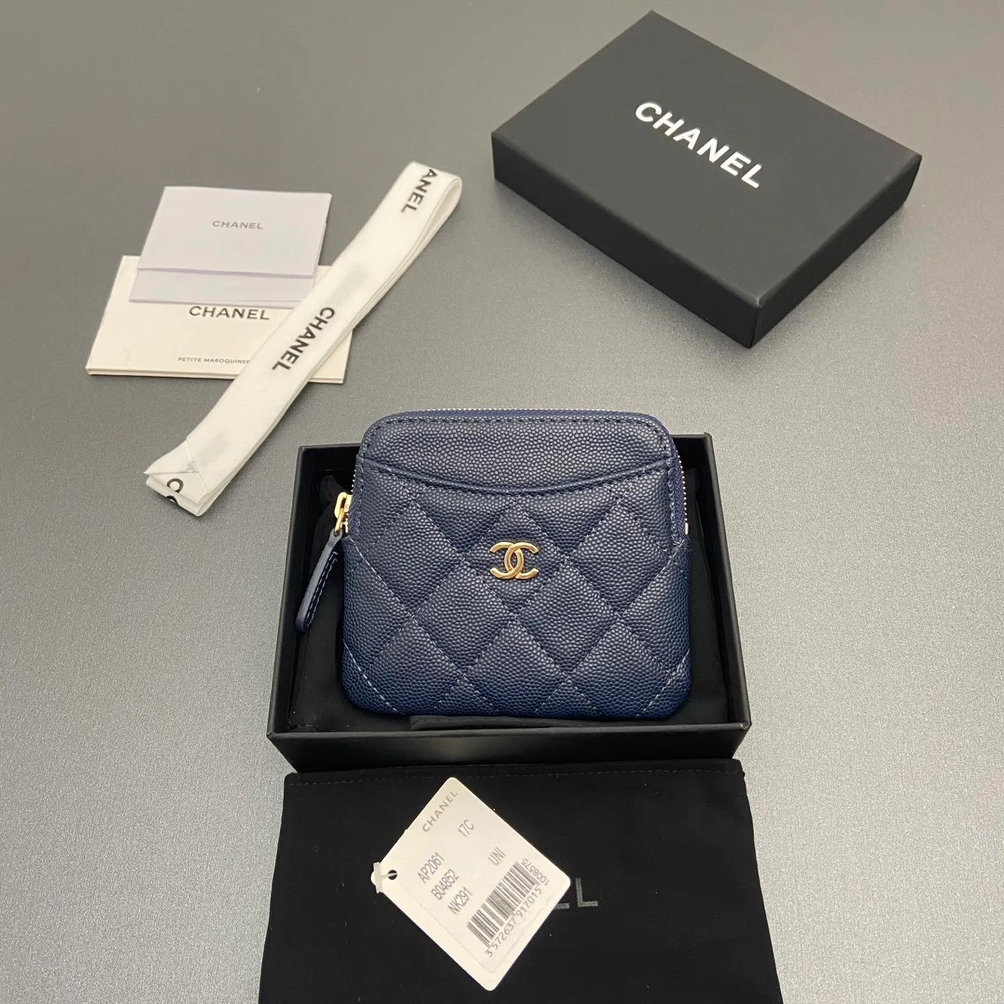 [Special grade hardware original leather] ¥380 Xiaoxiang small zipper bag card holder series Quilted card holder/wallet with iconic metal logo Gold tone metal hardware, special Italian imported leather 5 card slots, 1 small zipper bag No.: 2061 Sapphire blue thin ball light gold hardware Size: w11.5×h10×d2cm