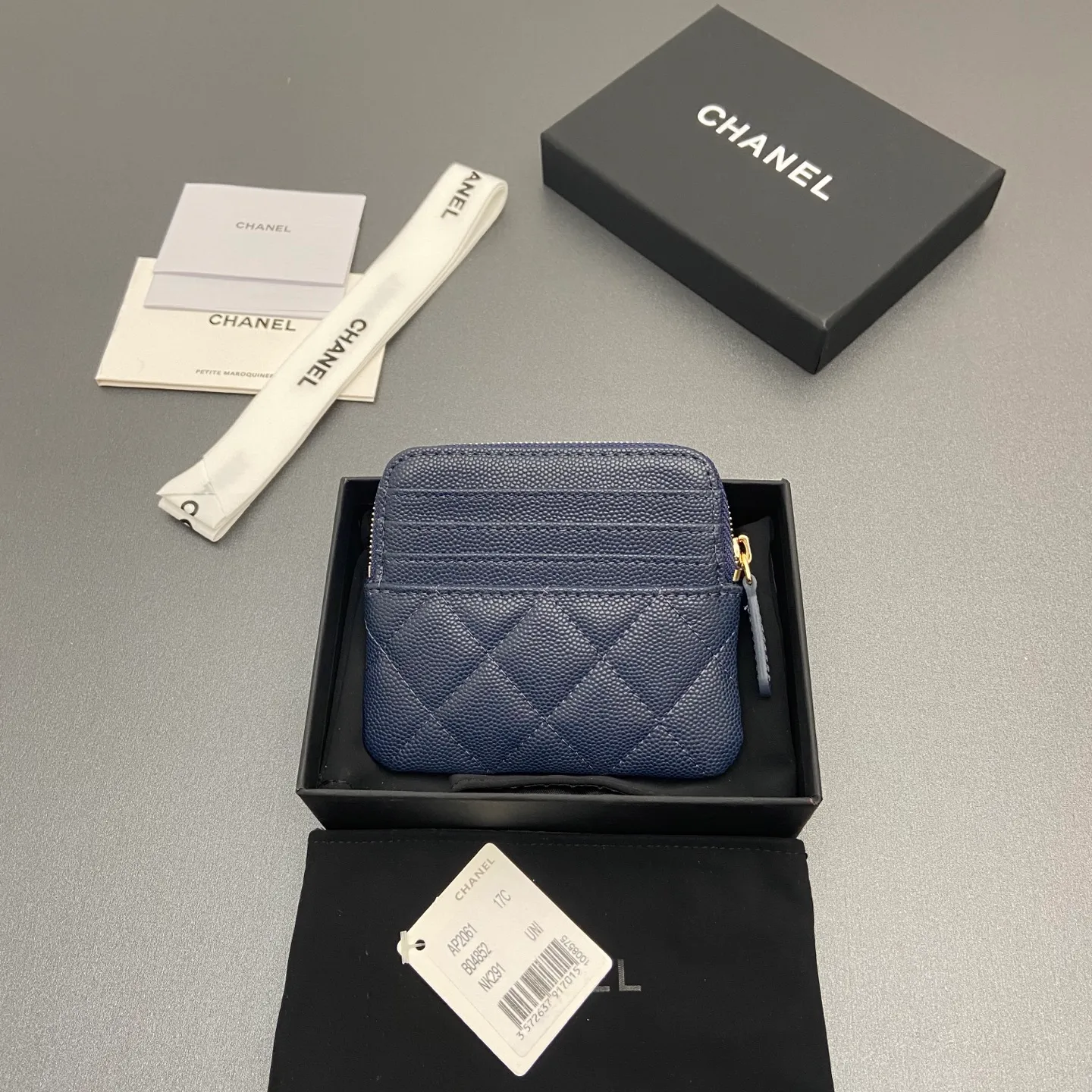 [Special grade hardware original leather] ¥380 Xiaoxiang small zipper bag card holder series Quilted card holder/wallet with iconic metal logo Gold tone metal hardware, special Italian imported leather 5 card slots, 1 small zipper bag No.: 2061 Sapphire blue thin ball light gold hardware Size: w11.5×h10×d2cm