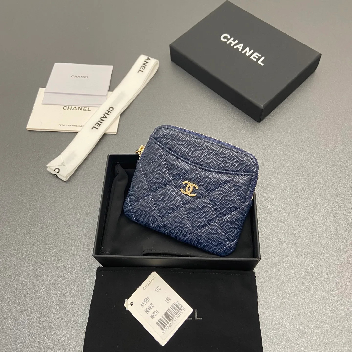 [Special grade hardware original leather] ¥380 Xiaoxiang small zipper bag card holder series Quilted card holder/wallet with iconic metal logo Gold tone metal hardware, special Italian imported leather 5 card slots, 1 small zipper bag No.: 2061 Sapphire blue thin ball light gold hardware Size: w11.5×h10×d2cm