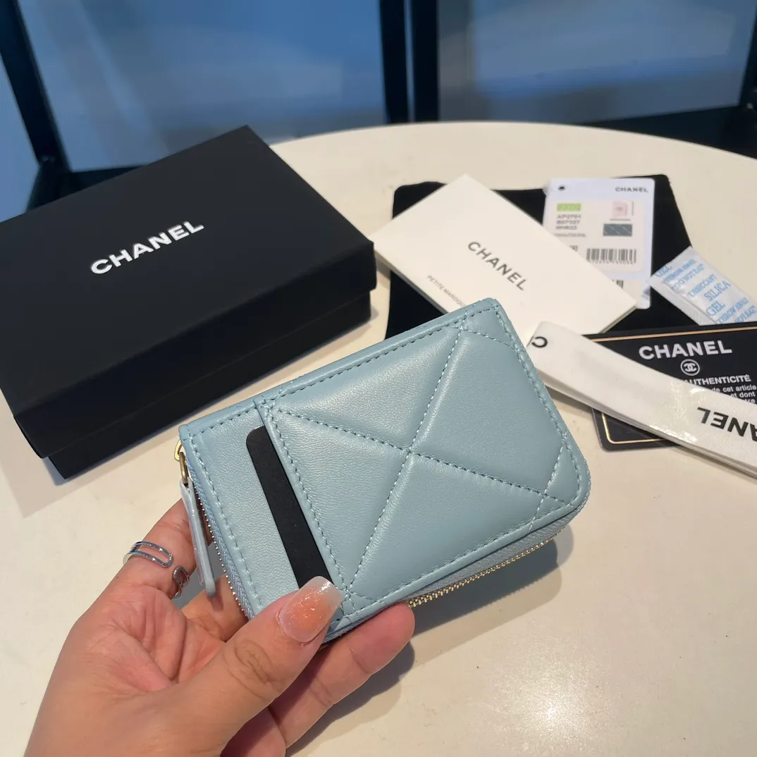 💰320😊Upgraded version💋🆕Ohanel new color🆕The latest zipper card holder with multiple card slots. The texture of goatskin is unparalleled. 😼The 19 series that is mainly recommended this season is a big rhombus with a strong retro style. I want to buy every color🧸 The logo is eye-catching and unique, the goatskin has a faint luster, and the temperament instantly ups and downs❣The fashionable style and style are also jointly created by Karl and Viard. The first series launched by the new artistic director will be a key recommendation of the brand from this year to next year, conveying the essence of the brand, with a full set of packaging 2701🍃size: 7.5*11cm