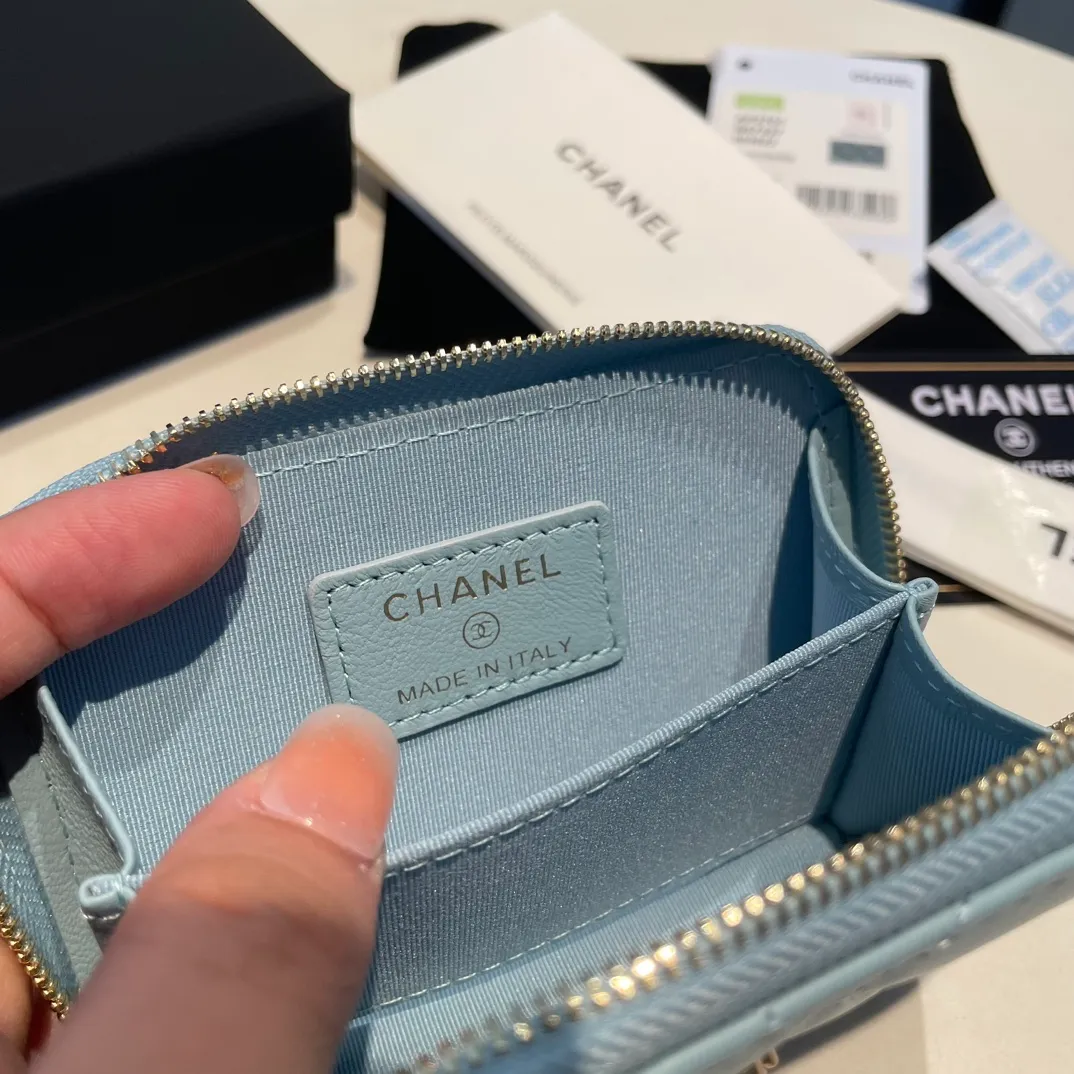 💰320😊Upgraded version💋🆕Ohanel new color🆕The latest zipper card holder with multiple card slots. The texture of goatskin is unparalleled. 😼The 19 series that is mainly recommended this season is a big rhombus with a strong retro style. I want to buy every color🧸 The logo is eye-catching and unique, the goatskin has a faint luster, and the temperament instantly ups and downs❣The fashionable style and style are also jointly created by Karl and Viard. The first series launched by the new artistic director will be a key recommendation of the brand from this year to next year, conveying the essence of the brand, with a full set of packaging 2701🍃size: 7.5*11cm