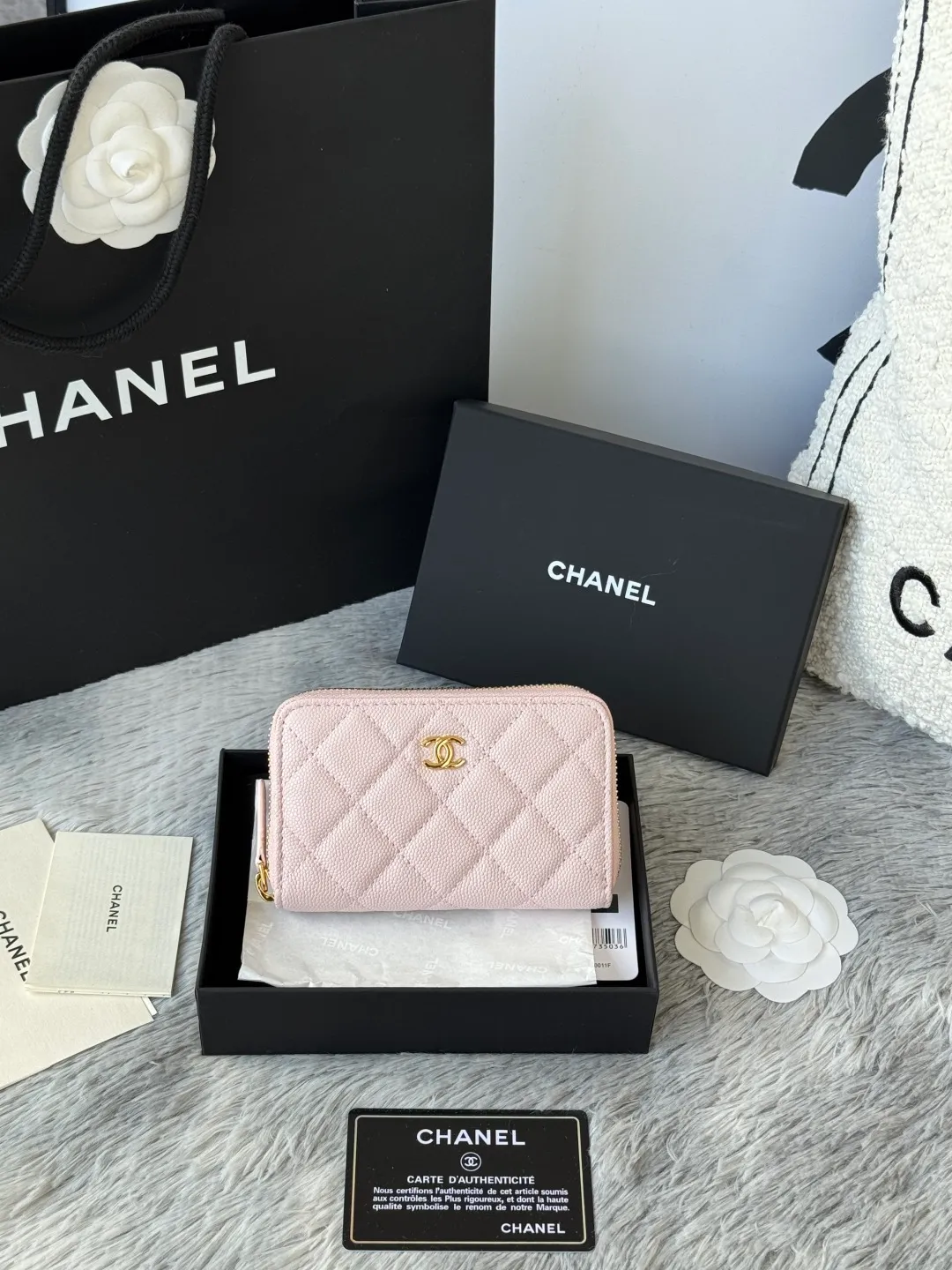 Medium size 💰360💰 finally arrived, chanel 25c oversized zipper bag with zipper inside. First place to eat melon. Large black gold cow coin purse with inner zipper. Made of caviar cowhide. Ginza sa is great. Enthusiastic and patient. I picked up a bunch of black gold card holders. There are several popular coin purses. I went for the L-shaped zipper coin purse. I tried it on the spot. My nails are a little difficult to insert cards. The 25c model is enlarged and looks great. The upgraded version is very practical. Buy it quickly! chanel25c chanel coin purse chanel card holder card holder recommended zipper coin purse chanel number: 3686 (0112) 25c size: 12*5cmx8cmx2cm