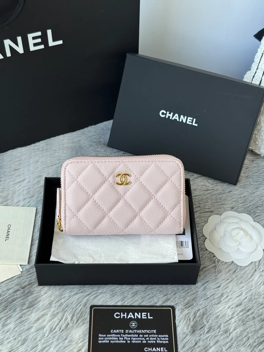 Medium size 💰360💰 finally arrived, chanel 25c oversized zipper bag with zipper inside. First place to eat melon. Large black gold cow coin purse with inner zipper. Made of caviar cowhide. Ginza sa is great. Enthusiastic and patient. I picked up a bunch of black gold card holders. There are several popular coin purses. I went for the L-shaped zipper coin purse. I tried it on the spot. My nails are a little difficult to insert cards. The 25c model is enlarged and looks great. The upgraded version is very practical. Buy it quickly! chanel25c chanel coin purse chanel card holder card holder recommended zipper coin purse chanel number: 3686 (0112) 25c size: 12*5cmx8cmx2cm