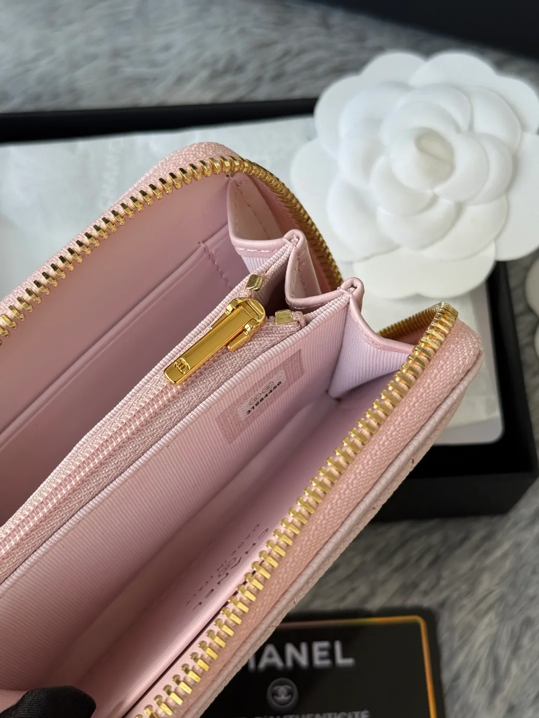Medium size 💰360💰 finally arrived, chanel 25c oversized zipper bag with zipper inside. First place to eat melon. Large black gold cow coin purse with inner zipper. Made of caviar cowhide. Ginza sa is great. Enthusiastic and patient. I picked up a bunch of black gold card holders. There are several popular coin purses. I went for the L-shaped zipper coin purse. I tried it on the spot. My nails are a little difficult to insert cards. The 25c model is enlarged and looks great. The upgraded version is very practical. Buy it quickly! chanel25c chanel coin purse chanel card holder card holder recommended zipper coin purse chanel number: 3686 (0112) 25c size: 12*5cmx8cmx2cm