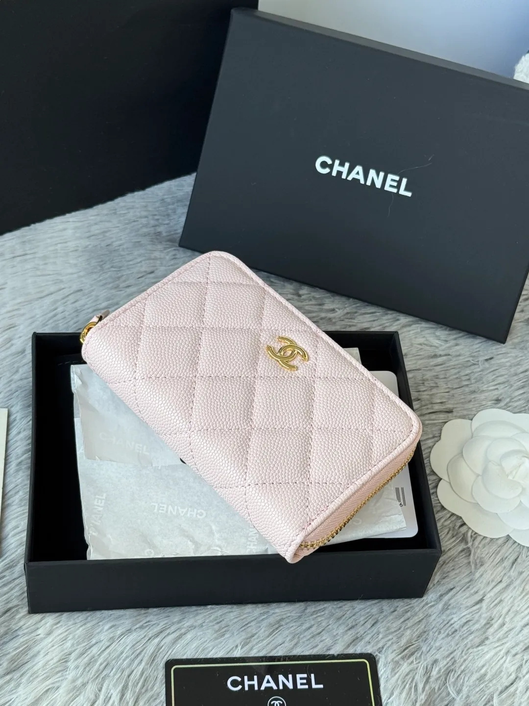 Medium size 💰360💰 finally arrived, chanel 25c oversized zipper bag with zipper inside. First place to eat melon. Large black gold cow coin purse with inner zipper. Made of caviar cowhide. Ginza sa is great. Enthusiastic and patient. I picked up a bunch of black gold card holders. There are several popular coin purses. I went for the L-shaped zipper coin purse. I tried it on the spot. My nails are a little difficult to insert cards. The 25c model is enlarged and looks great. The upgraded version is very practical. Buy it quickly! chanel25c chanel coin purse chanel card holder card holder recommended zipper coin purse chanel number: 3686 (0112) 25c size: 12*5cmx8cmx2cm