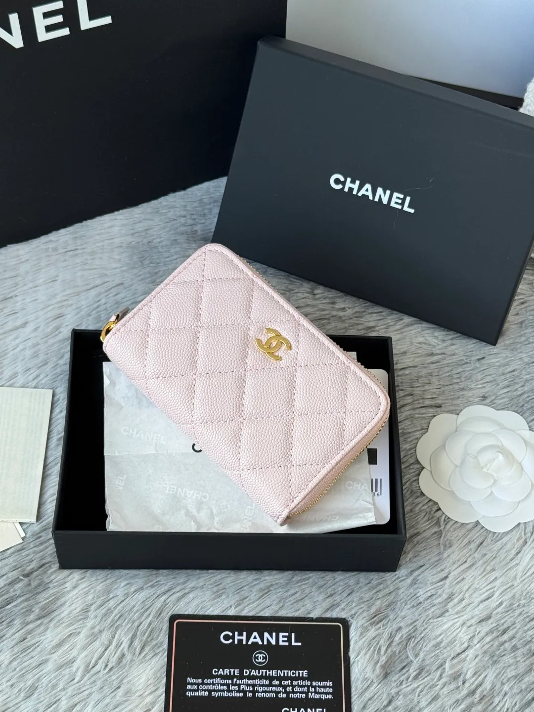 Medium size 💰360💰 finally arrived, chanel 25c oversized zipper bag with zipper inside. First place to eat melon. Large black gold cow coin purse with inner zipper. Made of caviar cowhide. Ginza sa is great. Enthusiastic and patient. I picked up a bunch of black gold card holders. There are several popular coin purses. I went for the L-shaped zipper coin purse. I tried it on the spot. My nails are a little difficult to insert cards. The 25c model is enlarged and looks great. The upgraded version is very practical. Buy it quickly! chanel25c chanel coin purse chanel card holder card holder recommended zipper coin purse chanel number: 3686 (0112) 25c size: 12*5cmx8cmx2cm
