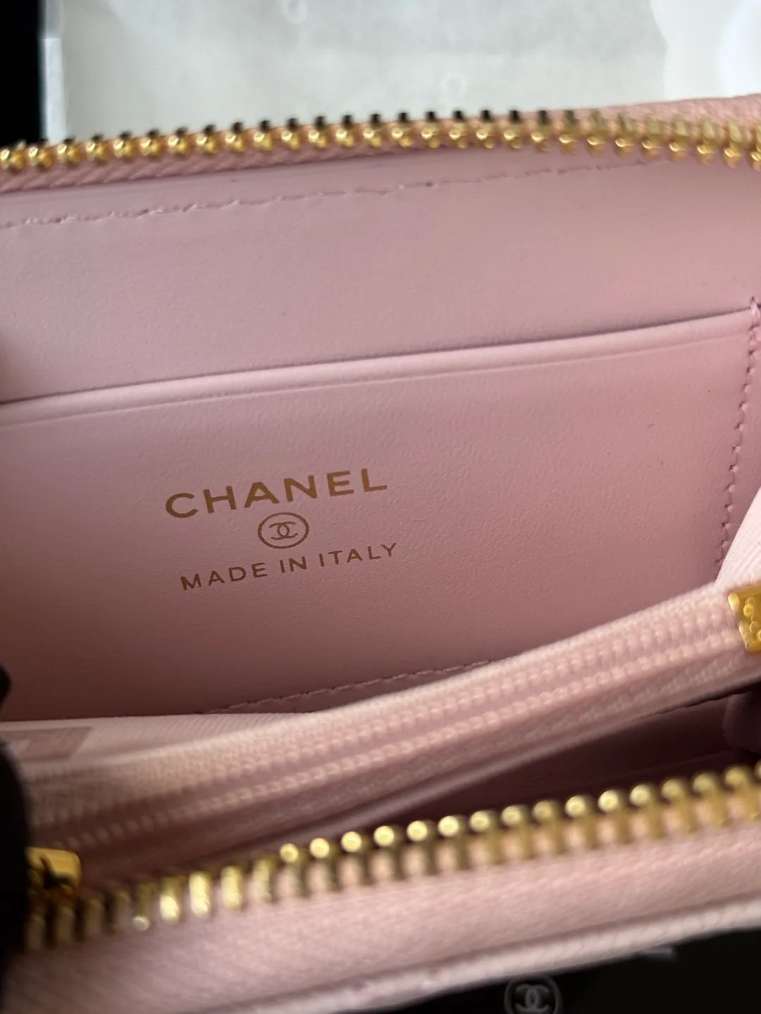 Medium size 💰360💰 finally arrived, chanel 25c oversized zipper bag with zipper inside. First place to eat melon. Large black gold cow coin purse with inner zipper. Made of caviar cowhide. Ginza sa is great. Enthusiastic and patient. I picked up a bunch of black gold card holders. There are several popular coin purses. I went for the L-shaped zipper coin purse. I tried it on the spot. My nails are a little difficult to insert cards. The 25c model is enlarged and looks great. The upgraded version is very practical. Buy it quickly! chanel25c chanel coin purse chanel card holder card holder recommended zipper coin purse chanel number: 3686 (0112) 25c size: 12*5cmx8cmx2cm