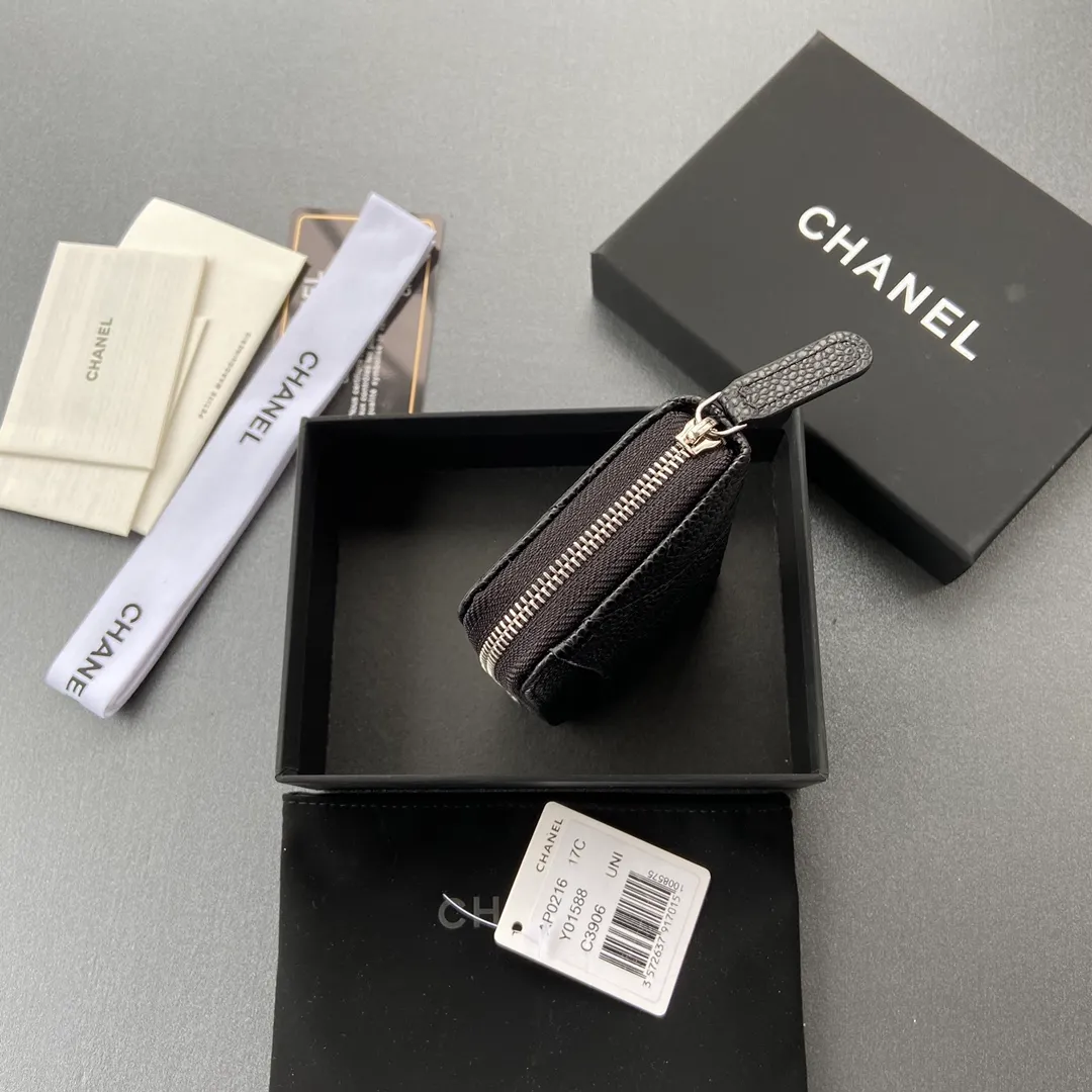 Xiaoxiang imported Italian grained calfskin Item No.: A0216 Price: 260 Size: W11×H7.5×2cm Color: Black ball grain leather with silver steel mark Usage: Small zipper bag