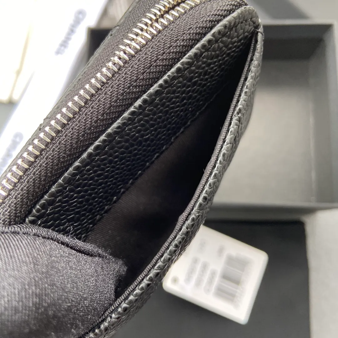 Xiaoxiang imported Italian grained calfskin Item No.: A0216 Price: 260 Size: W11×H7.5×2cm Color: Black ball grain leather with silver steel mark Usage: Small zipper bag