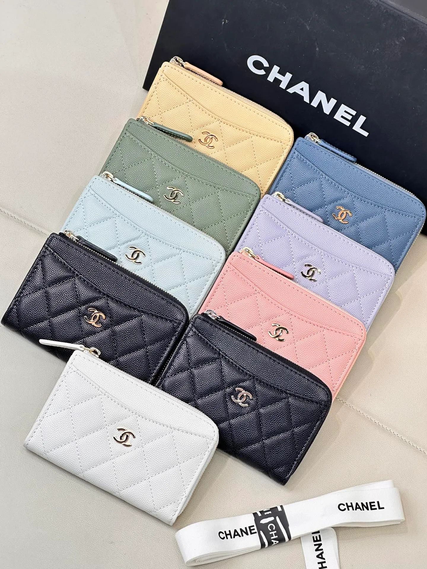 3179 Chane* L-shaped zipper coin purse This card holder is widely recognized as easy to use. Not only does it have a good capacity, it can easily put in banknotes when folded in half. The L-shaped opening is designed for easy access to change, and the outer layer can directly store commonly used credit cards and banknotes. It is thin, light and very convenient! These styles are all popular colors, classic and versatile, very attractive, and they are made of fine ball pattern material, which is softer, more delicate, durable and attractive! The whole bag is very delicate and compact, it is small and does not take up much space in the bag! I have always needed a coin card holder, and I can really keep this one for myself; the leather texture is incredible! Pure welfare item, why don’t you hurry up and pick up this kind of wool! ! ! Size: 13.5/9.5cm
