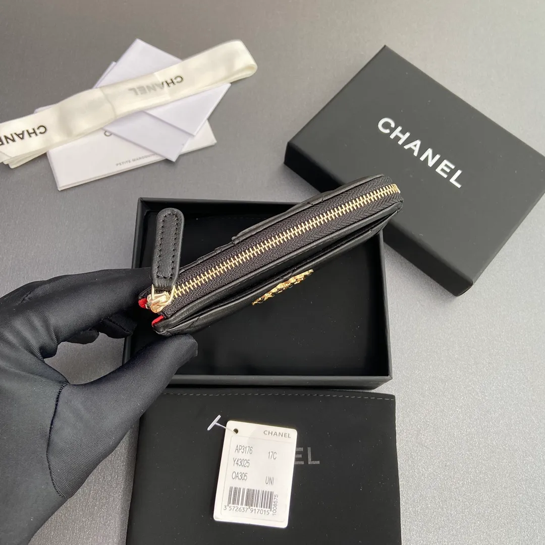 [Special grade hardware original leather] ¥340 Xiaoxiang small zipper bag card holder series Quilted card holder with iconic metal logo Gold tone metal hardware, special Italian imported leather 6 card slots, 1 small zipper bag No.: 3176 Black Sheep Gilt Size: w13×h9×2cm