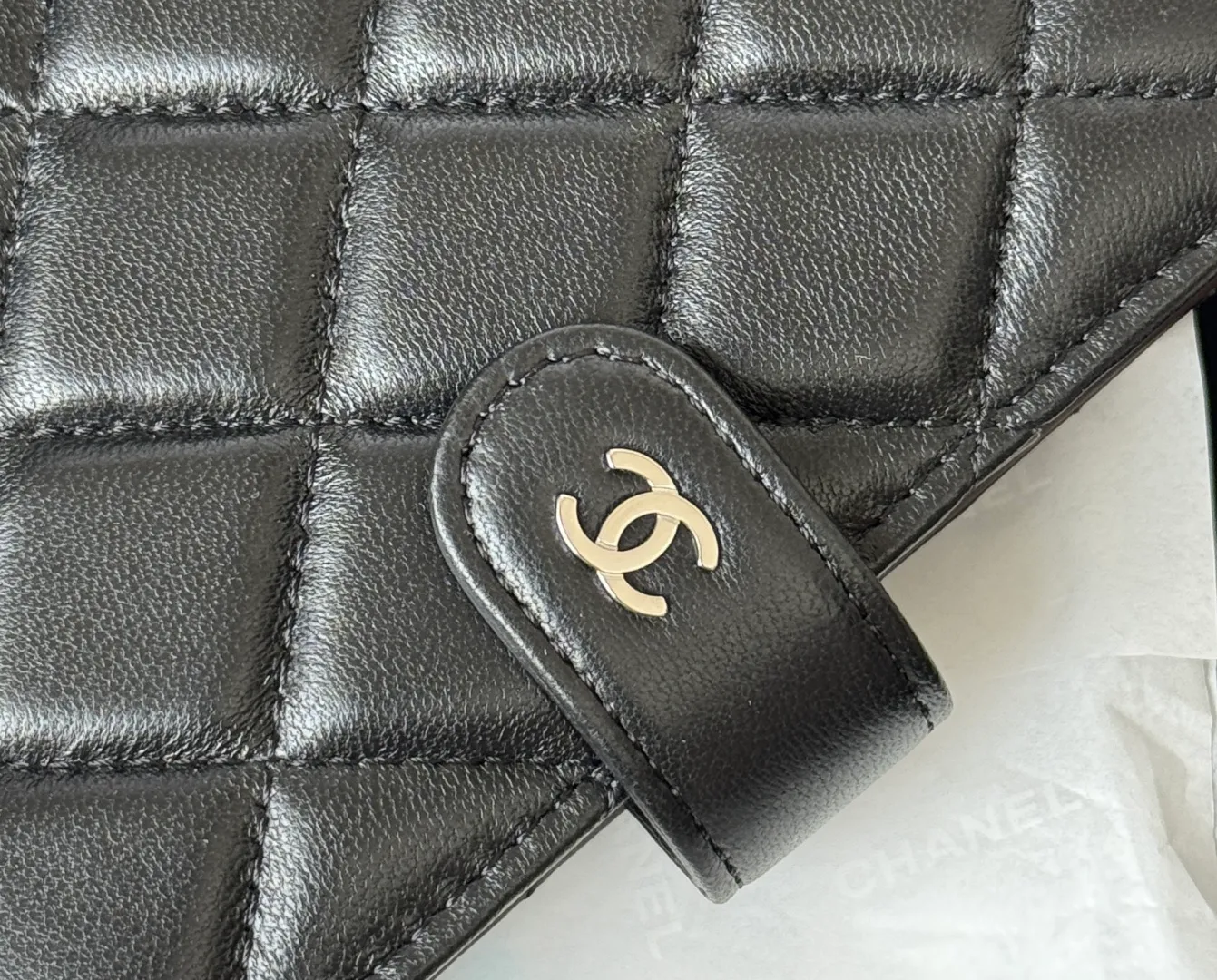💰440💰4050 New product launched Passport wallet 2-in-1 passport holder that can hold cash, credit card and passport. CHANEL multi-functional passport holder, original quality imported lambskin production color as shown in the picture Exclusive real shot This design may also enter the classic series in the future Style number: AP6392 Size: 15*10*3cm.
