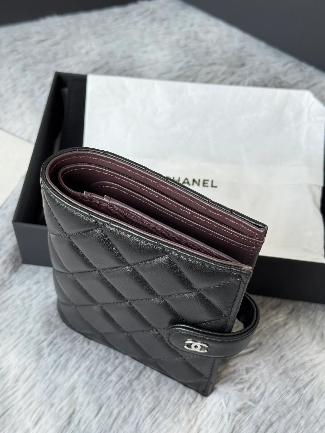 💰440💰4050 New product launched Passport wallet 2-in-1 passport holder that can hold cash, credit card and passport. CHANEL multi-functional passport holder, original quality imported lambskin production color as shown in the picture Exclusive real shot This design may also enter the classic series in the future Style number: AP6392 Size: 15*10*3cm.