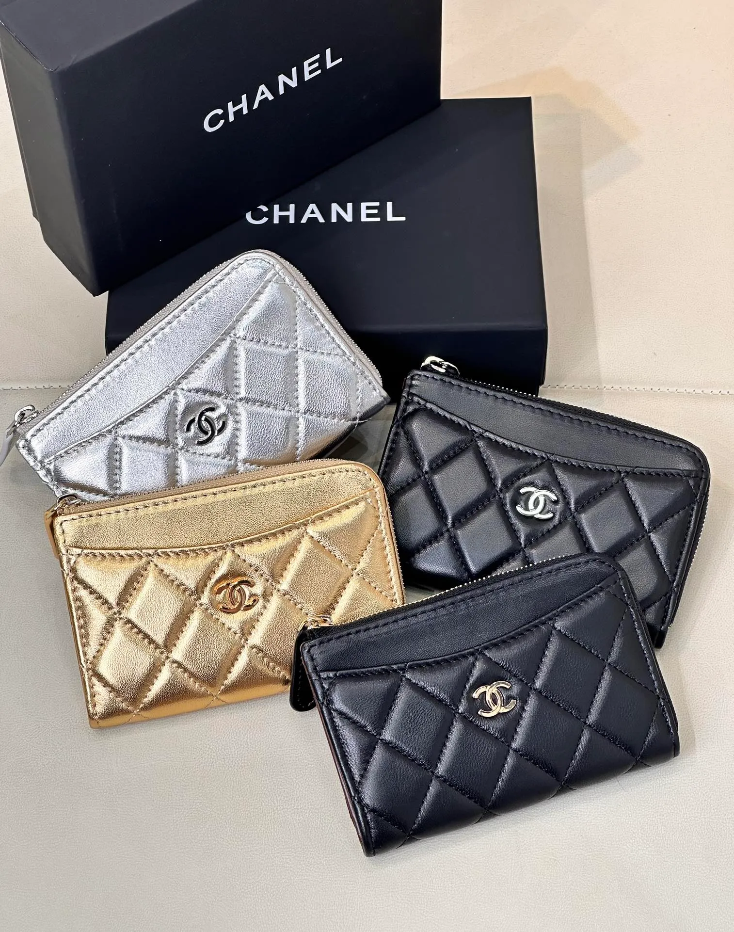 3176/3179 Chane*L-shaped zipper coin purse This card holder is widely recognized as easy to use. Not only does it have a good capacity, it can easily put in banknotes when folded in half. The L-shaped opening is designed for easy access to change, and the outer layer can directly store commonly used credit cards and tickets. It is thin, light and very convenient! These models are all popular colors, classic and versatile, very attractive, and they are made of lambskin, which is softer, more delicate, durable and attractive! The whole bag is very delicate and compact, it is small and does not take up much space in the bag! I have always needed a coin card holder, and I can really keep this one for myself; the leather texture is incredible! Pure welfare item, why don’t you hurry up and pick up this kind of wool! ! ! Size: 13.5/9.5cm