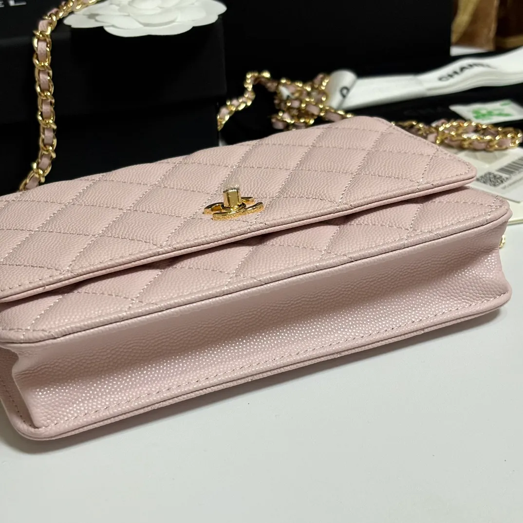 💰700 New product WOC🍃🍃Double C button style, 4241 new design is more solid. You no longer have to worry about things opening with too many buttons, and it still maintains the classic look. AP8482 size: 12×19.5×3.5cm