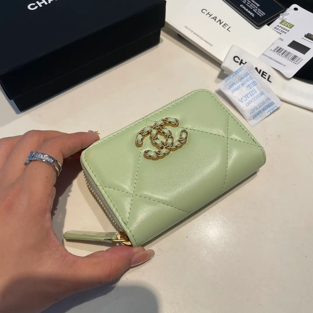 💰300😊 Upgraded version💋🆕 Ohanel new color🆕The latest zipper card holder, the texture of goatskin is invincible 😼The 19 series mainly promoted this season is the big rhombus, with a strong retro style👝Is there anyone who wants to buy each color🧸 The logo is eye-catching and unique, the goatskin has a light luster, and the temperament instantly ups and downs❣The fashionable style and style are also jointly created by Karl and Viard. The first series launched by the new artistic director will be a key recommendation of the brand from this year to next year, conveying the essence of the brand, with a full set of packaging 0945🍃size: 11.5*8cm