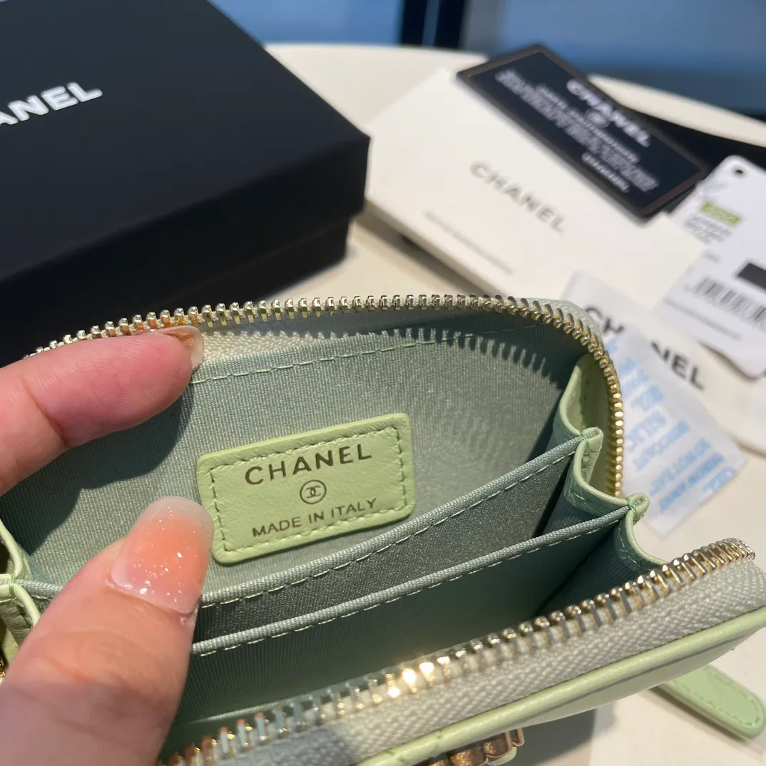 💰300😊 Upgraded version💋🆕 Ohanel new color🆕The latest zipper card holder, the texture of goatskin is invincible 😼The 19 series mainly promoted this season is the big rhombus, with a strong retro style👝Is there anyone who wants to buy each color🧸 The logo is eye-catching and unique, the goatskin has a light luster, and the temperament instantly ups and downs❣The fashionable style and style are also jointly created by Karl and Viard. The first series launched by the new artistic director will be a key recommendation of the brand from this year to next year, conveying the essence of the brand, with a full set of packaging 0945🍃size: 11.5*8cm
