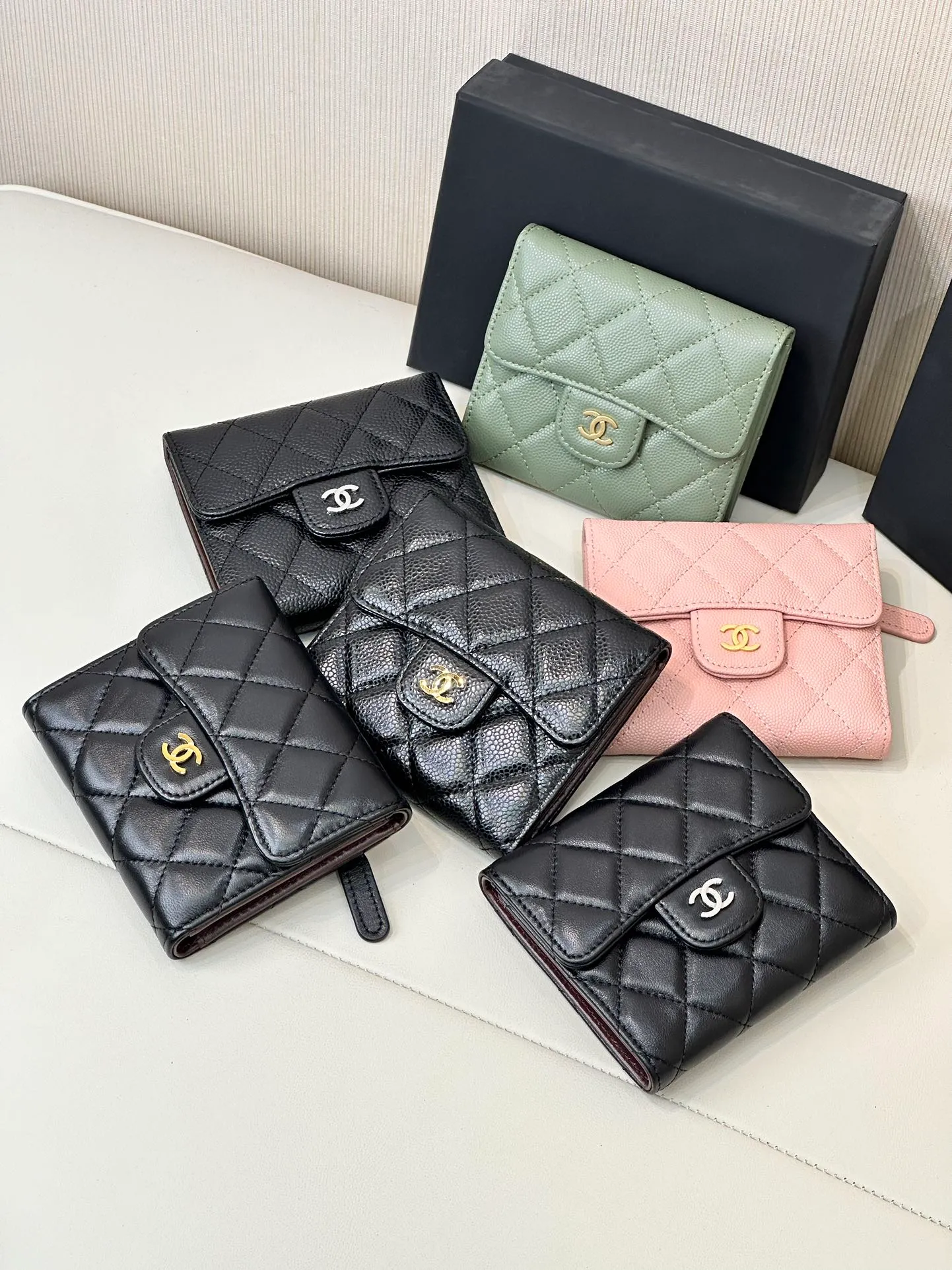 82288 Much anticipated! Xiaoxiangjia’s classic tri-fold wallet is here! Timeless style! Many customers have asked me for CF series coin purses before; I have also screened many of them, and we will not touch anything that is not good! Leather is so important, it’s not the kind that’s available in large quantities on the market! It’s not something that can be easily obtained through ordinary relationship channels! The whole bag is very delicate and compact, it is small and does not take up much space in the bag! I have always needed a coin card holder, and I can really keep this one for myself; the leather texture is incredible! There are two models in total, both sheepskin and caviar cowhide! Size: 11.5×7.5×2cm