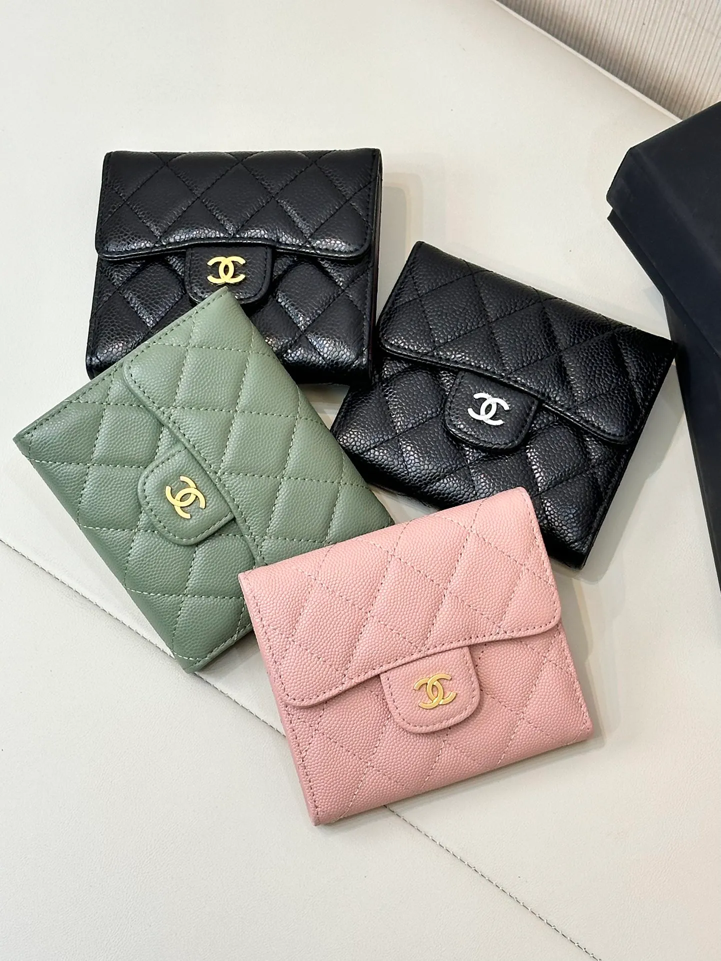 82288 Much anticipated! Xiaoxiangjia’s classic tri-fold wallet is here! Timeless style! Many customers have asked me for CF series coin purses before; I have also screened many of them, and we will not touch anything that is not good! Leather is so important, it’s not the kind that’s available in large quantities on the market! It’s not something that can be easily obtained through ordinary relationship channels! The whole bag is very delicate and compact, it is small and does not take up much space in the bag! I have always needed a coin card holder, and I can really keep this one for myself; the leather texture is incredible! There are two models in total, both sheepskin and caviar cowhide! Size: 11.5×7.5×2cm