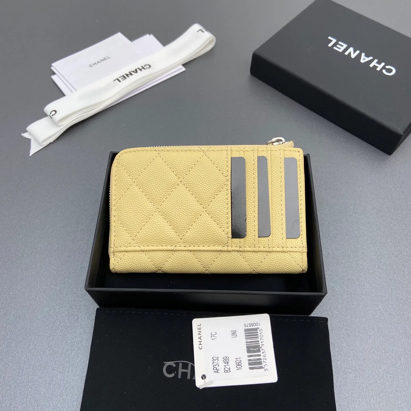 25b new series caviar cowhide with stars ⭐logo shiny blingblibg~zipper bag card holder series 6 card slots, 1 zipper bag Item number: A 3732 Price: 360 Size: w13×h8.5×d2cm Color: apricot fine ball pattern silver star hardware