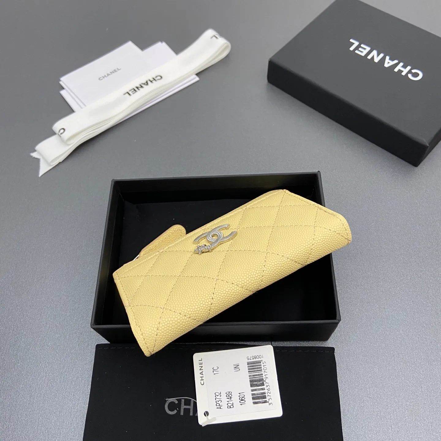 25b new series caviar cowhide with stars ⭐logo shiny blingblibg~zipper bag card holder series 6 card slots, 1 zipper bag Item number: A 3732 Price: 360 Size: w13×h8.5×d2cm Color: apricot fine ball pattern silver star hardware