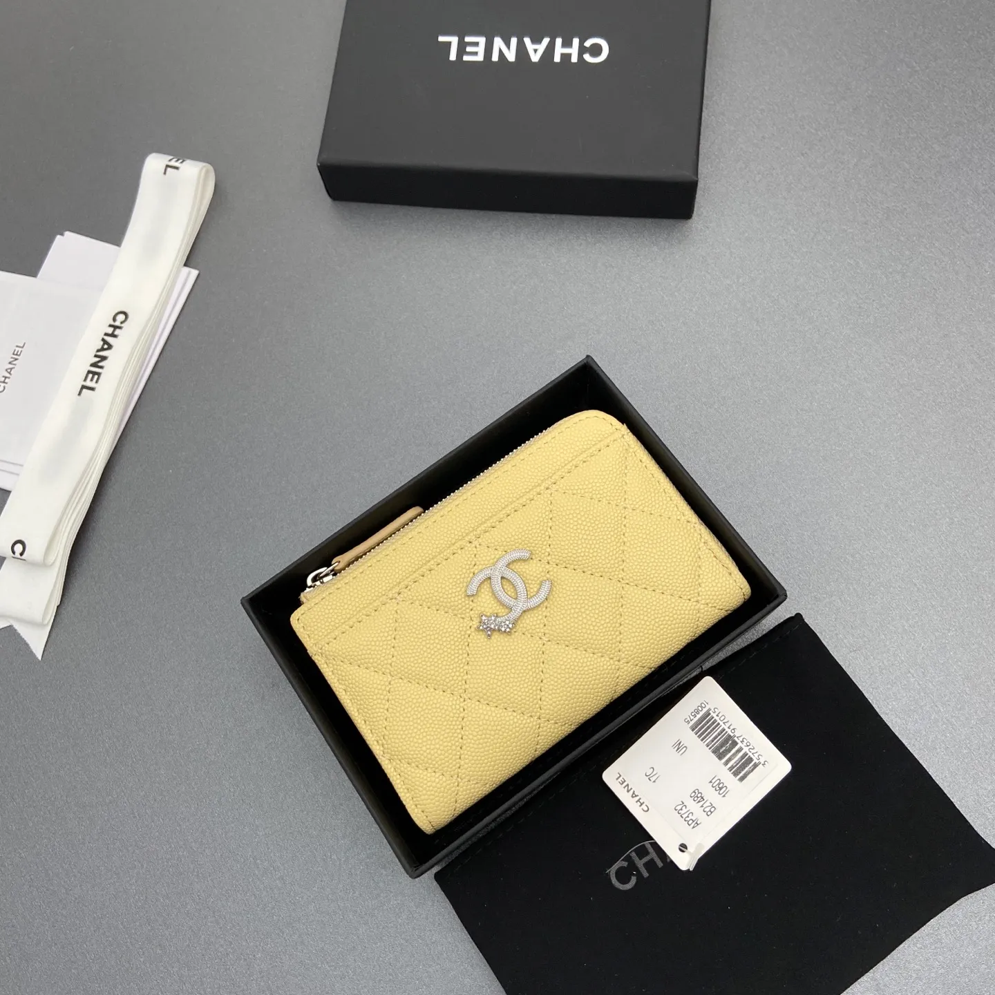 25b new series caviar cowhide with stars ⭐logo shiny blingblibg~zipper bag card holder series 6 card slots, 1 zipper bag Item number: A 3732 Price: 360 Size: w13×h8.5×d2cm Color: apricot fine ball pattern silver star hardware