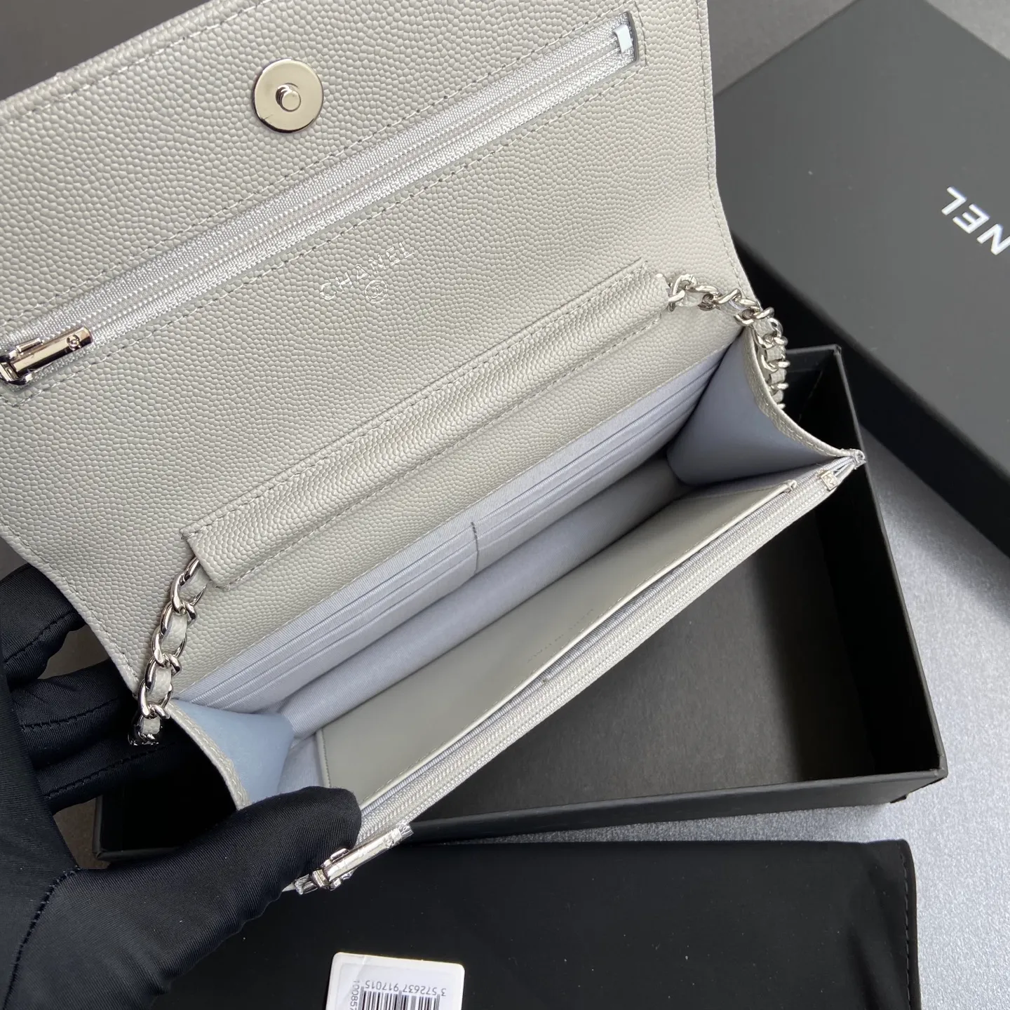 Xiaoxiang imported Italian grained calfskin Item No.: A0250 Price: 640 Size: w20×h13×d3.5cm Color: Light gray fine ball pattern silver steel mark