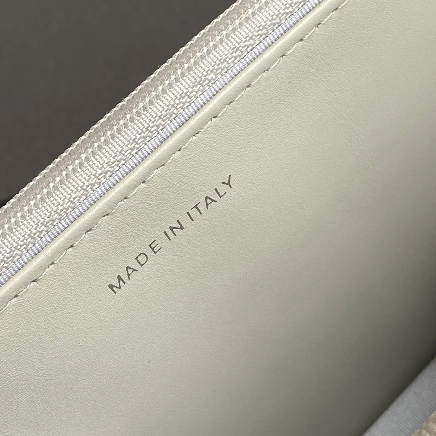 Xiaoxiang imported Italian grained calfskin Item No.: A0250 Price: 640 Size: w20×h13×d3.5cm Color: Light gray fine ball pattern silver steel mark