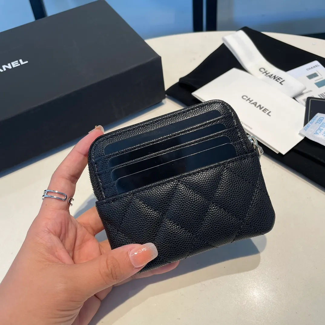 💰480😊 Upgraded version💋🆕In stock In stock Ohanel 22 spring and summer series rhinestone buckle fine ball grain cowhide zipper card holder I cried so beautifully 😭New art double c diamond buckle through leather The rhinestone buckle attracted me, anyway, the diamonds are really good-looking, so I bought it! Comes with complete packaging 2707🍃size: 12*9.5