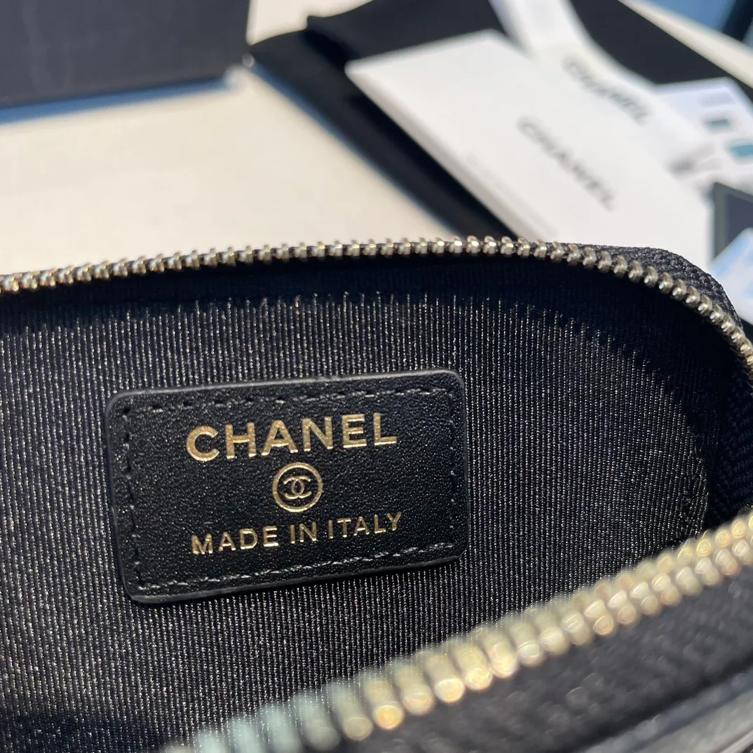 💰480😊 Upgraded version💋🆕In stock In stock Ohanel 22 spring and summer series rhinestone buckle fine ball grain cowhide zipper card holder I cried so beautifully 😭New art double c diamond buckle through leather The rhinestone buckle attracted me, anyway, the diamonds are really good-looking, so I bought it! Comes with complete packaging 2707🍃size: 12*9.5