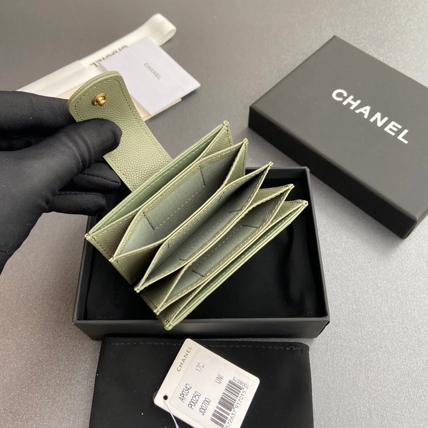 [Special grade hardware original leather] ¥400 Small fragrant organ multi-card slot card holder series with iconic metal logo Gold tone metal hardware, special Italian imported leather 6 card slots No.: 0342 Greek green fine ball pattern gold steel mark Size: w10×h6×2cm
